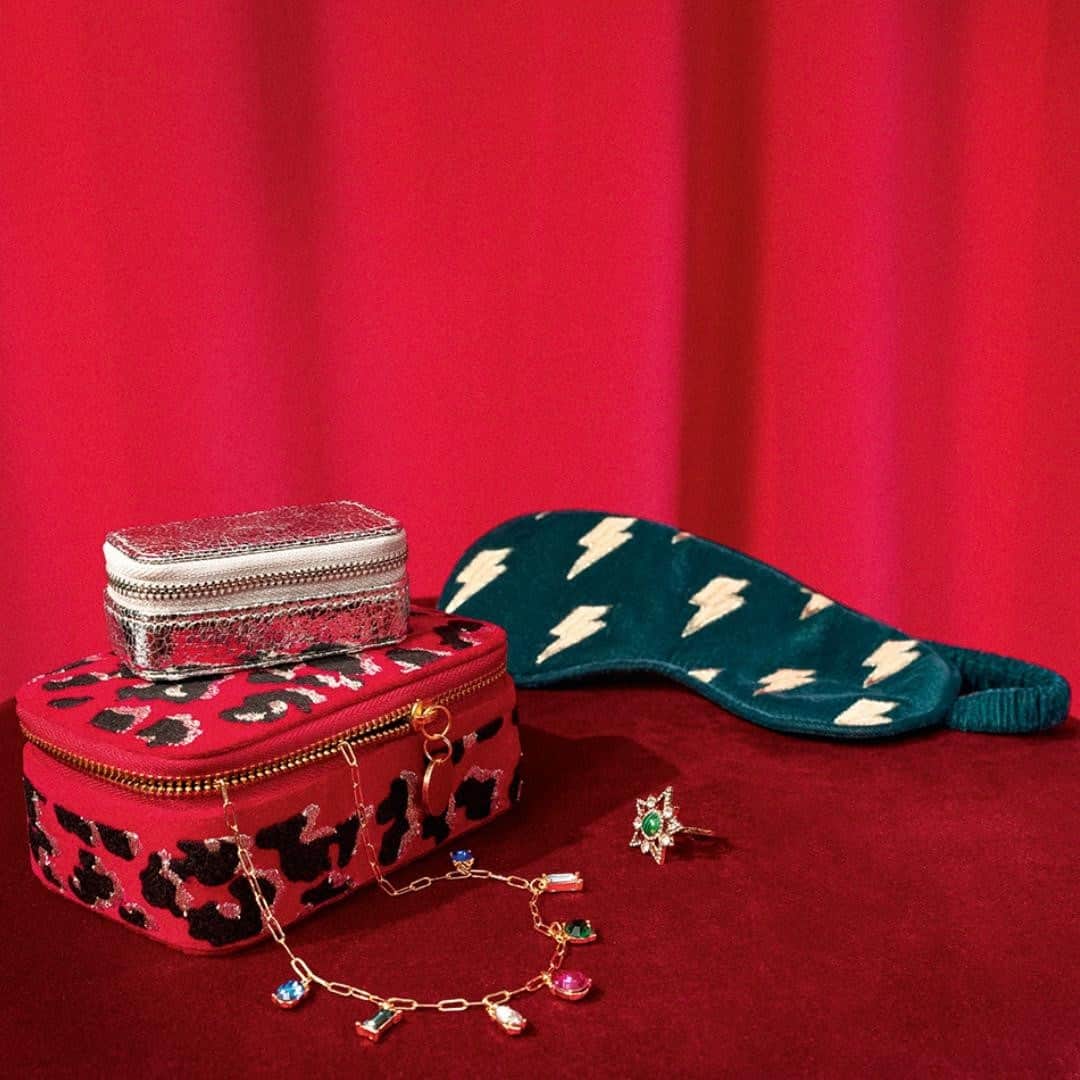アクセサライズのインスタグラム：「Dear Santa ... I've been good this year  Tag the person who needs some gifting inspo 💝 #Accessorize」