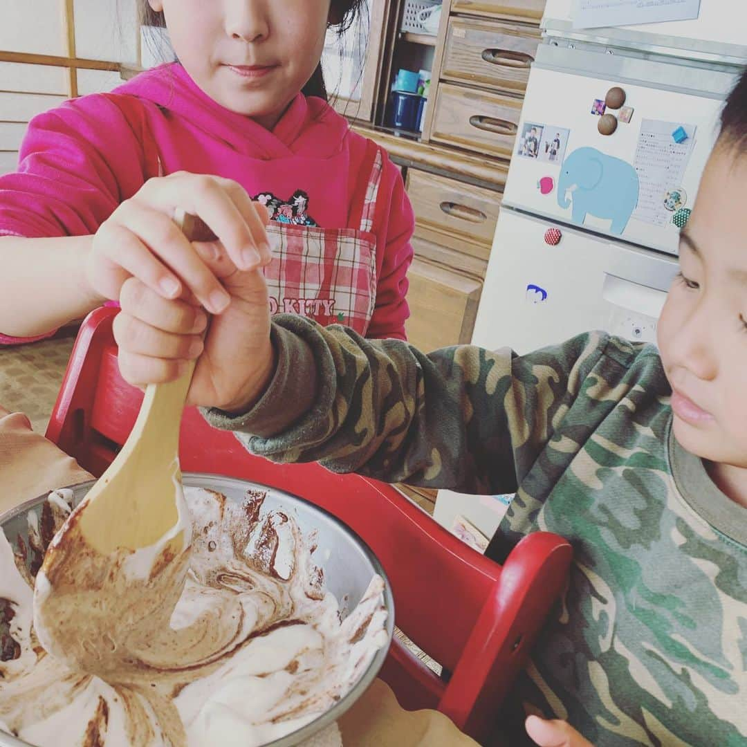 都竹悦子さんのインスタグラム写真 - (都竹悦子Instagram)「今日はチョコレートケーキ作り。  明後日7歳の誕生日を迎える娘のバースデーケーキです。  買ったのより 作ったのが好き。 お母さんと一緒に手作りしたい！  そう言うあなたでお母さんは嬉しいです。  #バースデーケーキ　#7歳まで後2日　#プレゼントは　#クリスマスイブに　#サンタさんと一緒に渡すからね　#イブは　#下の子の　#5歳の誕生日　#愛おしくて　#毎日が　#宝物」12月6日 16時01分 - etsukotsuzuku