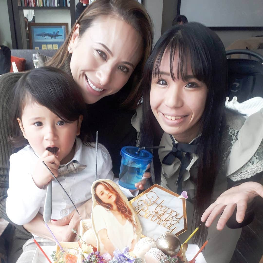 のインスタグラム：「アンジェリカさんHBD😆🎂✨✨ @angelica_michibata : いつもパーティーや王子くんの誕生日でケーキを頼んでくれてるアンジェリカさん😍✨ 今回は、アンジェリカさん自身のお誕生日パーティーで、お友達さんが頼んでくれました😆🎂 : 写真集のセクシーな写真を使って、パーティーのバルーンの色に合わせたデザインにしました🎂💛 : 王子くんが、僕のケーキだと思ってて、ママがマカロン食べたら泣いちゃって可愛すぎました😝💓 何してもかわいい！✨ @two_little_princes_ : アンジェリカさんのキレイでハッピーな笑顔に、パワーもらえて、12月も頑張れそうです👌💓 : : (アンジェリカさんのサラサラなロングヘアーが好きな私は、アンジェリカさんに会う前日に急いで美容室に行きました(笑) アンジェリカさんの真似して @yokotakuxx さんのところでサラサラにしてもらいました😆 丁寧でサラサラになるからリピートしてます😆💛 美容師さんもケーキ頼んでくれてる！🙇💓嬉しいです✨) : : #夜のケーキ屋さん #オーダーケーキ#写真ケーキ」