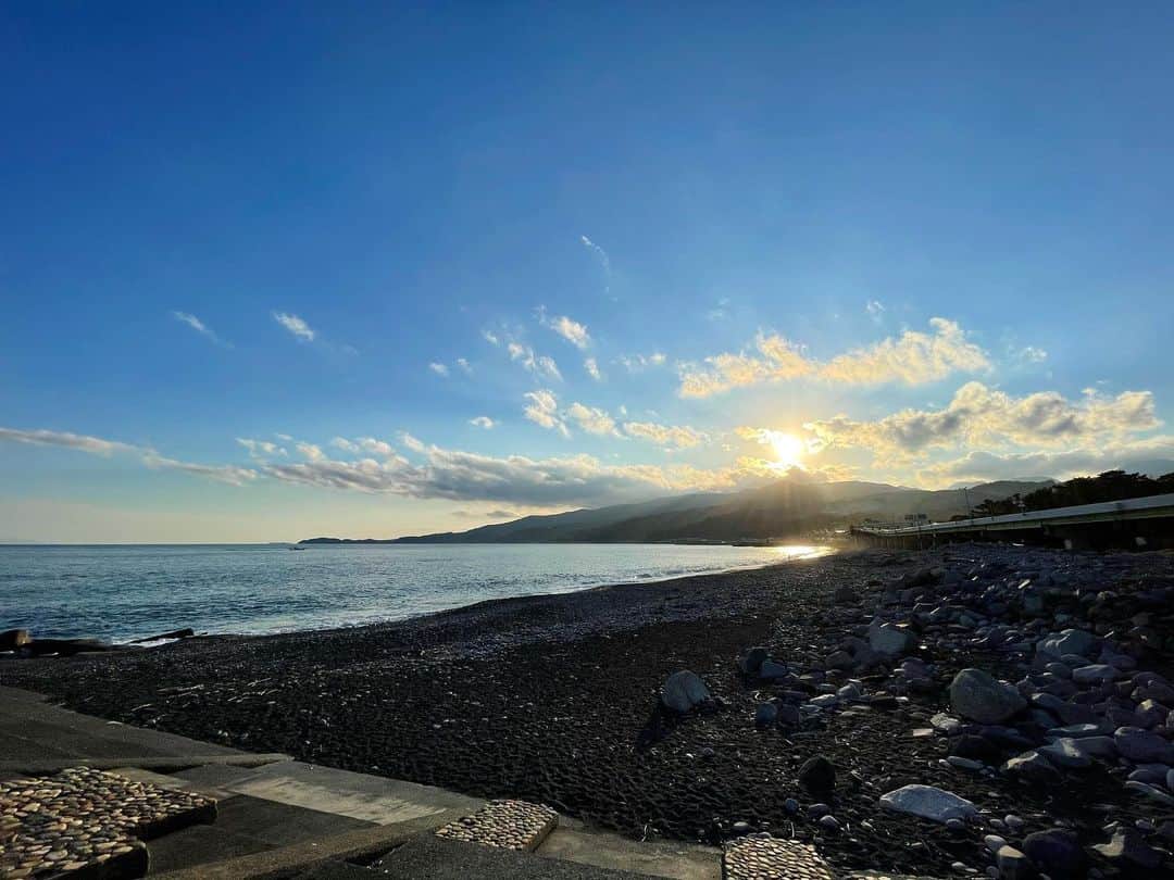 金子貴俊のインスタグラム：「冬空の海岸 ピーンとした空気が心地よい 太陽も落ちるのだいぶ早くなったなぁー。この感じ好きだなぁー。」