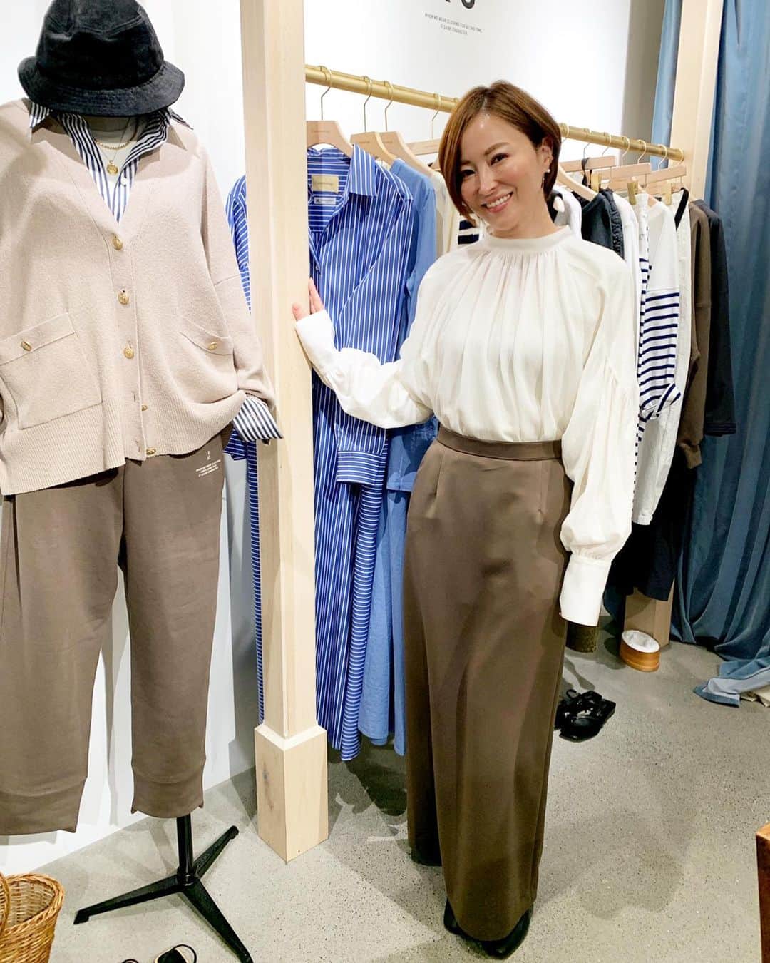 のインスタグラム：「Curensology(カレンソロジー)の展示会に﻿ お邪魔させていただきました😊﻿ ﻿ 受験生の親となり、ストレスフルな毎日を過ごす中、﻿ 久々に心を鷲づかみにされちゃう素敵なブランドに出会いえて、﻿ 幸せすぎる土曜日でした☺️﻿ ﻿ 着心地に拘った、素材の良さのわかるアイテムたちは﻿ 着るだけで品の良さを感じさせてくれます✨﻿ ﻿ シルエットも細いだけの若いころと違い、﻿ 今の年齢の体系をより美しく見せてくれる﻿ カッティングやシャーリングが﻿ ふんだんに使われていて、デザイナーさんにありがとうと言いたくなっちゃう‼️﻿ ﻿ ワードローフ﻿ 全てカレンソロジーにしたい！って思いました。﻿ ﻿ １枚目の写真のトップスは﻿ 白と黒を色違いで購入。﻿ ﻿ サテンのロングスカートは今季のもので﻿ ニットとの相性が今年っぽいので﻿ お持ち帰りしました。﻿ ﻿ 早くお迎えするのが楽しみです💕﻿ ﻿ ﻿ ﻿ 展示会の後はママ友と一杯やりながら﻿ くだらない話をして、すっきり。﻿ ﻿ 大好きなお洋服と大切な友達との時間と。﻿ ﻿ コロナで学校から遠出はなるべくしないように言われているから﻿ 蜜を避けながら、どうストレス発散していくかは大切ですね❗️﻿ ﻿ --------------------------------------------------﻿ Curensology(カレンソロジー)﻿ 今季のテーマは「ROUTINE」﻿ 素敵な女性達の日々のルーティンにフォーカスし、日常をアップデートしてくれるワードローブが揃ってます。﻿ 普段着からおしゃれ着にまでなるサロペットの新作や、素材とシルエットにこだわった大人なワンピースに新鮮なスプリングコート、好評のミリタリー&ワーク(&RC)はラインナップを増やし、バリエーション豊富にご覧いただけます。﻿ ﻿ カレンソロジー 青山店﻿ （港区南青山 5-5-25 T-PLACE1F ）﻿ ﻿ ﻿ #Curensology﻿ #カレンソロジー﻿ #展示会﻿ #新作﻿ #ファッション﻿ #ファッション好きと繋がりたい﻿ #アラフォーファッション﻿ #コスメ﻿ #コスメ好きさんと繋がりたい﻿ #コスメレポ﻿ #コスメマニア﻿ #美容﻿ #美容好きな人と繋がりた﻿ #美容好き﻿ #スキンケア﻿ #スキンケアマニア﻿ #スキンケア好き﻿ #時短メイク﻿ #ツヤ髪﻿ #美髪ケア﻿ #エイジングケア﻿ #メイクアップ﻿ #メイク﻿ #ママファッション﻿ #シングルマザー﻿」