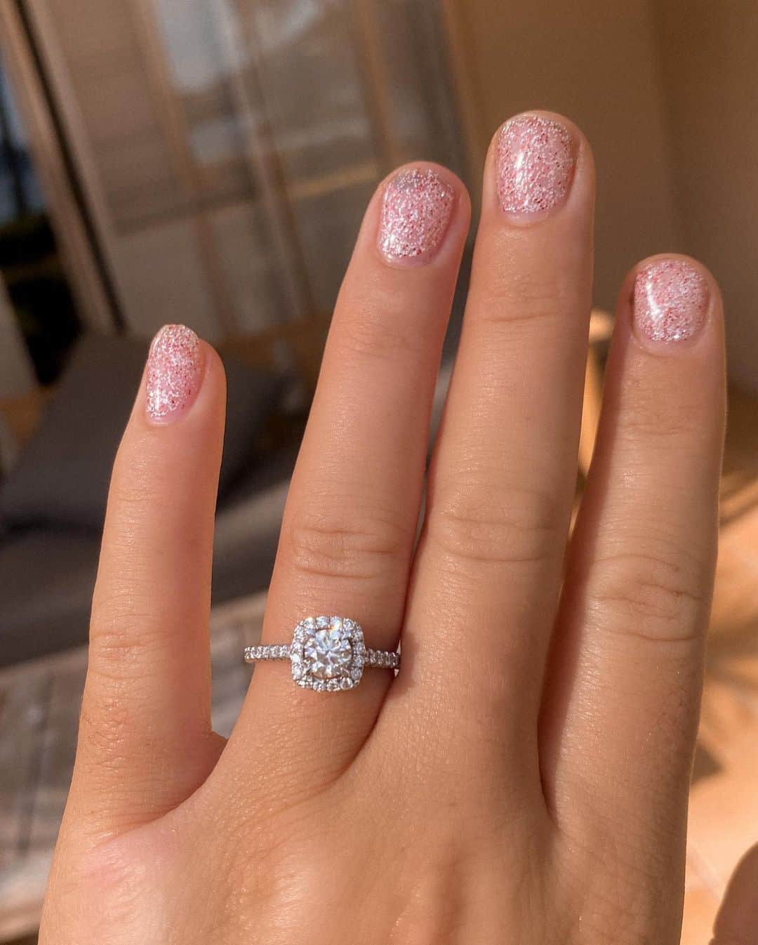 Lucie Jaidのインスタグラム：「Swipe right.... I said yesss 💍 we’re engaged. 😍💗 So blessed to have you @_alexstoj  You’re my best friend, biggest supporter and you make me so happy. So proud of us and everything we achieve together. Can’t wait to have a huge ass party and marry the love of my life 🎉  love u forever @_alexstoj  sxccc 💍🤓」