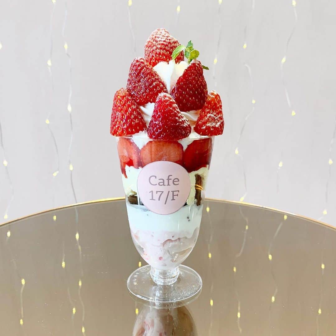 のインスタグラム：「1年で一番好きな苺のシーズンが到来🍓🍓 . 早速早稲田にある @cafe17f で、苺スイーツ三昧してきたよ🥰🍓 . . pic1. ストロベリーパフェ 1180円 王道スタイルのパフェ✨迷ったらパフェにしよう❤️ . pic2. ストロベリーバナナスムージー 550円 下のスムージー部分は砂糖不使用でバナナと苺の甘さだけ！なのにすごく美味しい🥺 . pic3. 釜焼きパンケーキ 1280円 カステラみたいな甘くて美味しいパンケーキ生地だった🥞上のソフトクリームもすごくおいしい☺️ . . 店内も可愛くて、やばでした😍❤️ . お茶やコーヒー、ソフトクリームだけもあるからお散歩のちょっとした休憩にも是非❤️ . @cafe17f  住所 東京都新宿区西早稲田２－４－２６フロントリバー１階 . . #cafe17f #早稲田スイーツ #早稲田カフェ #いちごスイーツ #インスタ映えスイーツ #インスタ映え #pr #パン好きトレーニー #healthylifestyle #healthybody #健康美 #naturalbeauty #自然体 #ボディメイク#bodymake #フィットネス #fitness #fitnessgirl #筋トレ #筋トレ女子 #体型記録 #ダイエット」