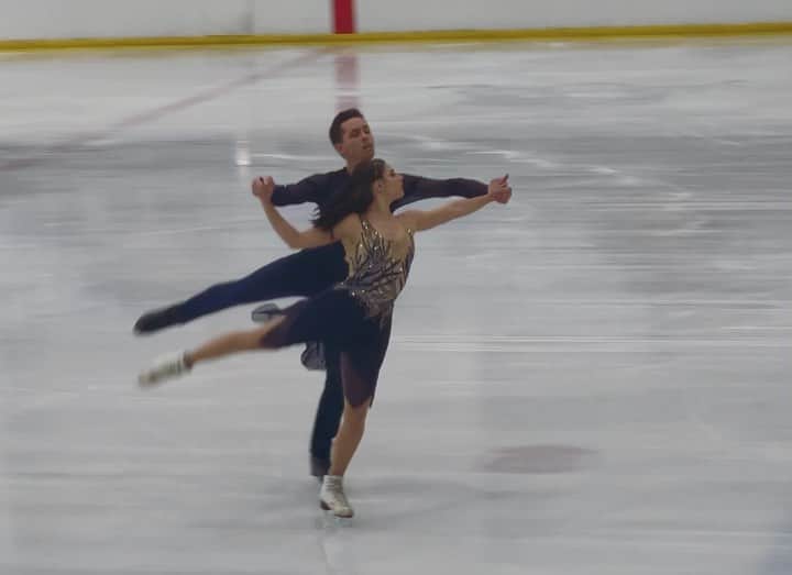 アンドリュー・ドッズのインスタグラム：「Feels good to compete again! First competition since February/Covid⛸ looking forward to the next one 💪🏻✌🏻」