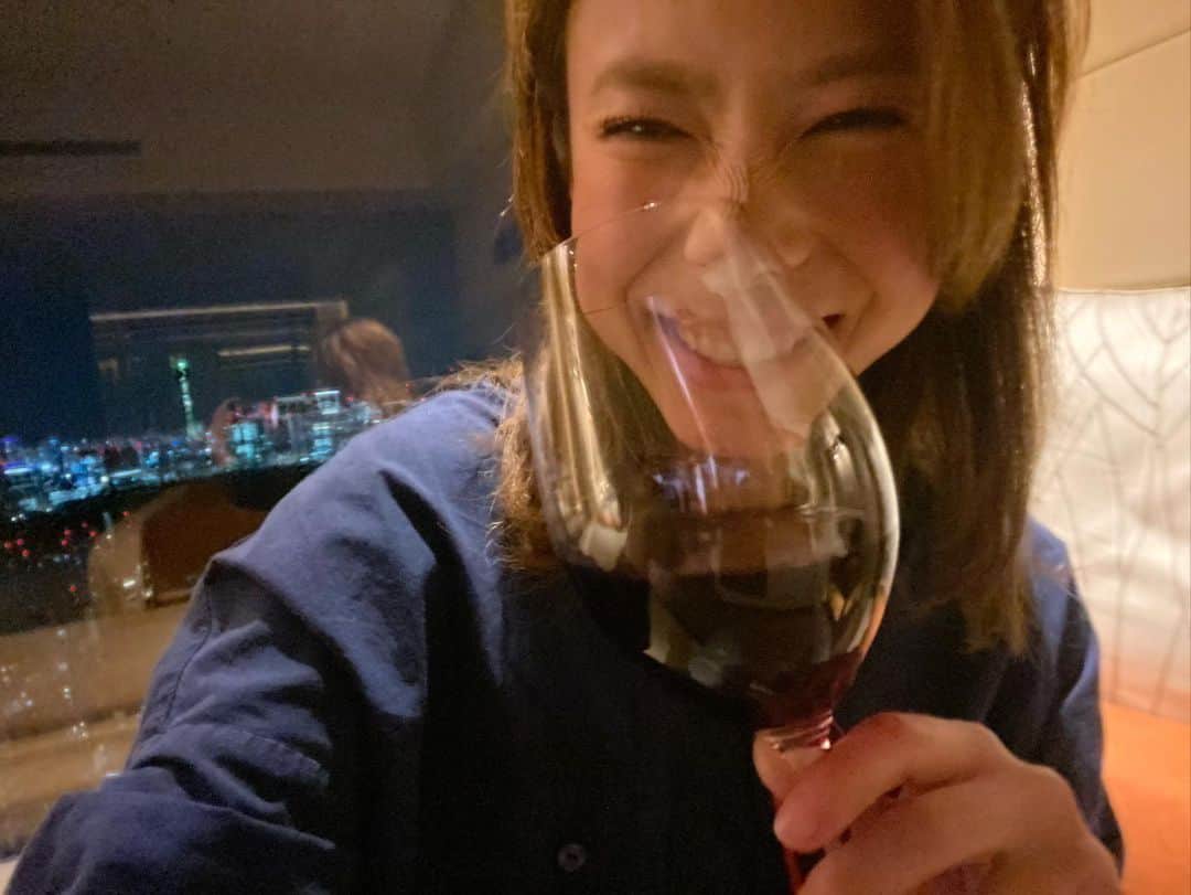 黒澤まさ美さんのインスタグラム写真 - (黒澤まさ美Instagram)「. なんと言いますか、、いかにも誰かに撮ってもらったかのような写真ですよね、、 . #窓ガラスに映る現実 . #wine #winelover  #winestagram  #view #nightview  #smile #happy #ワイン #ワイン好き #夜景 #自撮り #独り身の極み」12月6日 16時20分 - masami_kurosawa