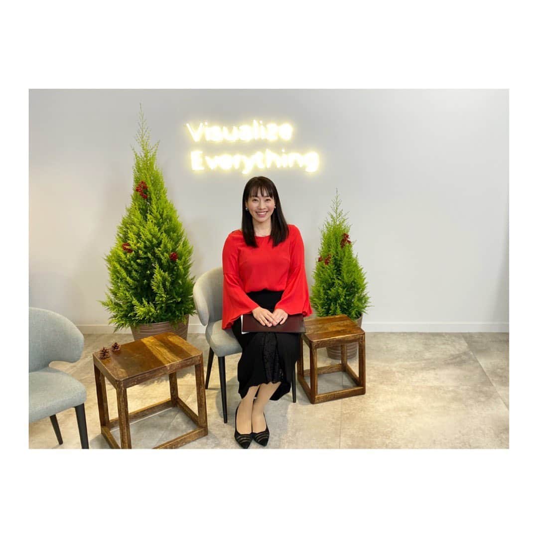 のインスタグラム：「. ２日間、 ワンキャリアスーパーライブの司会を 担当いたしました。 出演企業の皆さん、就活生の皆さん、 運営に携わったスタッフの皆さん、 ありがとうございました✨ 前回のスーパーライブは秋全開だったけど 今回はクリスマス仕様になっていました🎄 １日目の赤の衣装、 そんな背景にたまたまリンクしました😂✨ . #onecareer #ワンキャリア  #ワンキャリアスーパーライブ #ワンキャリアライブ #就活生と繋がりたい  #フリーアナウンサー #ニュースキャスター  #實石あづさ」