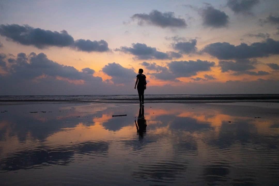 National Geographic Travelさんのインスタグラム写真 - (National Geographic TravelInstagram)「Photo by @juancristobalcobo / My friend Ana Rivera walks on a beach in La Barra, Buenaventura, as the last rays of sun reflect on the wet sand. La Barra is a small village located about four hours from Cali, Colombia, overlooking the fierce waters of the Pacific Ocean. #labarra #pacificocean #juancristobalcobo」12月6日 16時39分 - natgeotravel