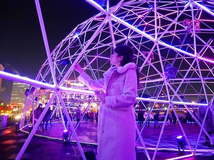 Miku Hirata 平田未来さんのインスタグラム写真 - (Miku Hirata 平田未来Instagram)「横浜で開催されている、#ヨルノヨ (@yorunoyo2020 )に行ってきました♡夜のお出かけや、イルミネーションは本当しばらく行っていないのでそれだけでワクワク✨  夜の夜景はそれだけで、宝石のようにキラキラしていますよね💎昼間とは違った顔をしている街をあるいて、#新港中央公園 へ向かいました💓  到着してすぐに、なんとサプライズ花火が🎆 冬の寒い夜空に、大輪の花が映えて、子供も思わずじっと見ていました💐  大きなクロスドームが音楽とともにさまざまな光に包まれていきます✨パフォーマンスは30分毎に開催と言われましたが、頻繁にカラフルな色に変身します※その時によると思うので、適宜調べたり、スタッフの方に聞いてくださいね‼︎  コロナ対策も万全で、体温チェック、消毒液の設置もされています😊各自、ソーシャルディスタンスも守って散策です⭐️ この時期にしては寒い日でしたが、デートの方、家族連れ、子供も割と出ていてイベントの人気差が伺えました‼︎  ナイトウォーキングの他に、横浜の至る所で光と音の演出がなされていたり、週末限定のSAMPO_MAPP_(マップ)というプログラムもあります✨🎄  デートや写真を撮ったり、夜景を見に行くだけでも楽しいのでぜひ行ってみてくださいね‼︎  #yorunoyo #PR #横浜 #みなとみらい #馬車道 #横浜港大さん橋 #パノラマイルミネーション #横浜イルミネーション #横浜イルミネーション2020 #横浜ナイトウォーク #ナイトウォーク  #yokohamaillumination #yokohamanight」12月6日 16時33分 - miku.hirata