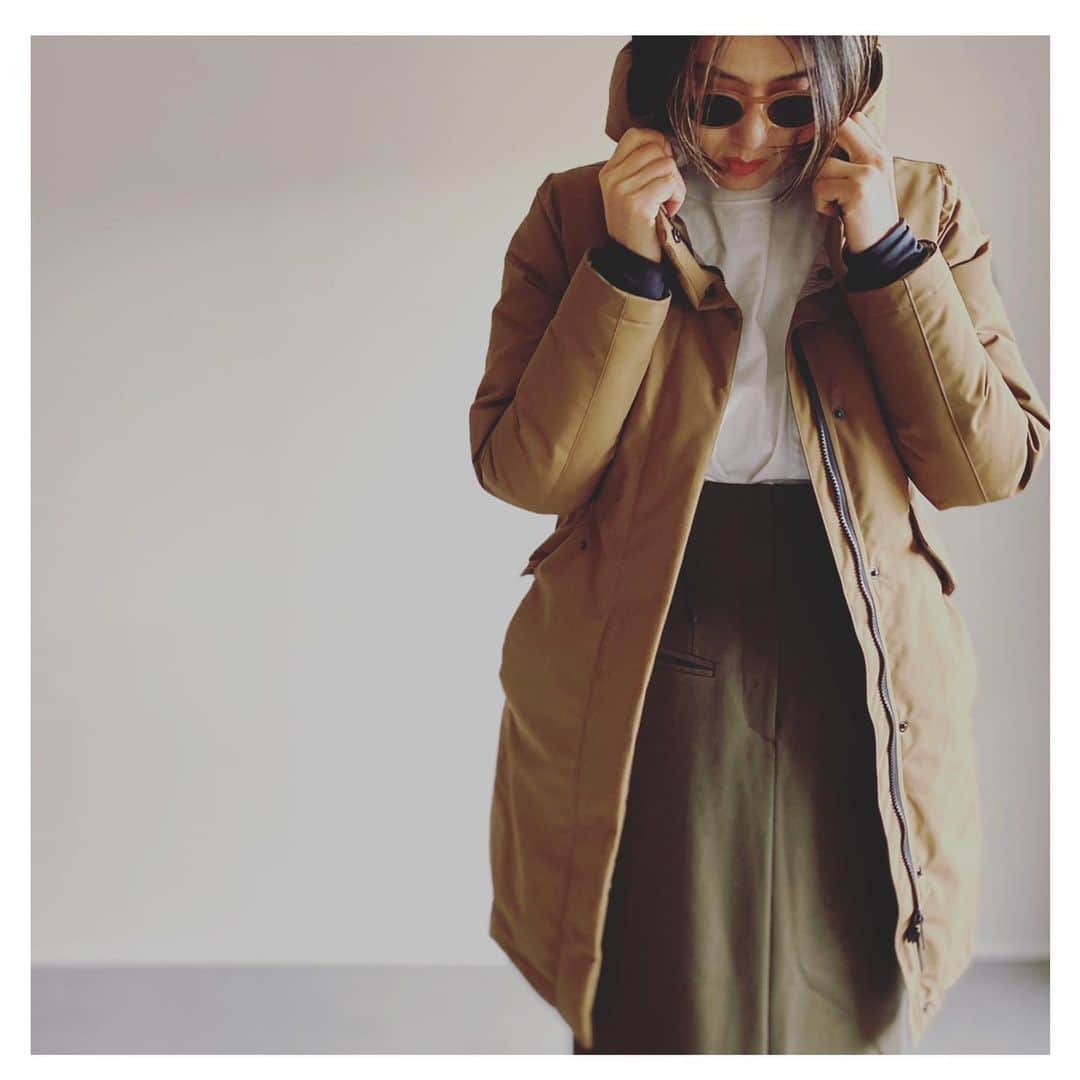 坪田あさみのインスタグラム：「. いよいよ本格的なダウンを着る真冬がやってきます❄️ 今年new in したのは外側にキルティングがなく、 スマートに着られる カナダ発のダウンブランド・クォーツ @quartzco 。 . 袖先からの冷気もシャットダウンしてくれる完全防寒仕様で、 マイナス30度にも耐えられるそう‼️  めちゃくちゃ暖かいので中はロンTでもok👍✨  私はミリタリーコート感覚で合わせやすい 絶妙なサンドを選びました😊 .  #ootd#ダウン #quartzco #冬コーデ  #ダウンジャケット #ダウン  #大人カジュアル #アラフォーコーデ  #アラフィフコーデ #シンプルコーデ」