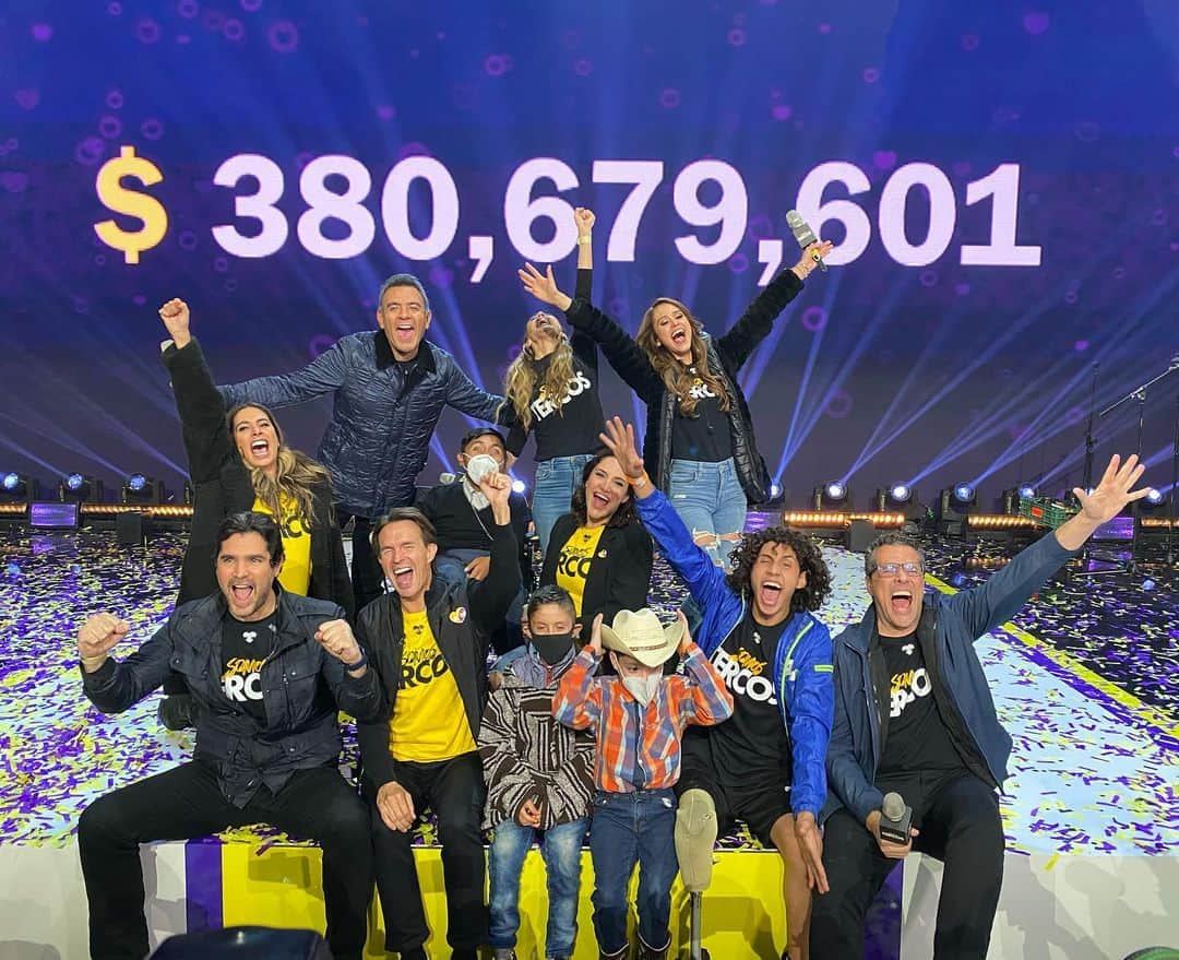 ヤネット・ガルシアのインスタグラム：「LO LOGRAMOS!! 🙏🏻 ESTO ES GRACIAS A USTEDES 😭❤️ GRACIAS MÉXICO 🇲🇽  @teletonmexicooficial @choblanderos @galileamontijo @marcoantonioregil @daniellemx_ @hectorsandarti @michellerenaud 💜💛」