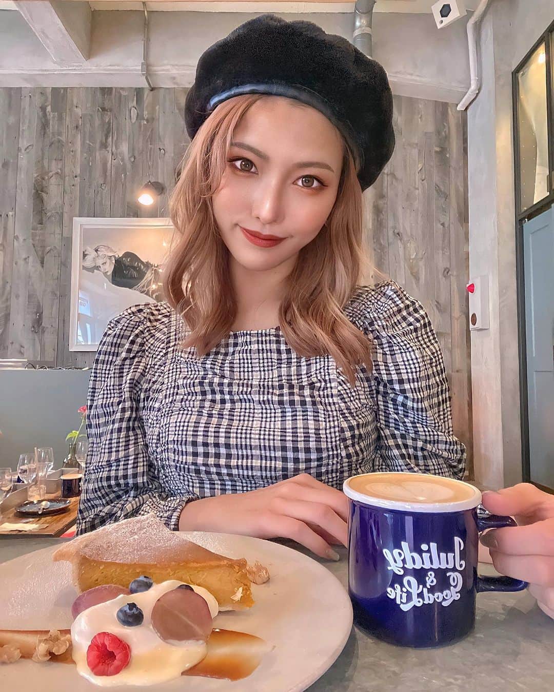 MIKAさんのインスタグラム写真 - (MIKAInstagram)「Fave place with my fave peeps🧁🍓💕」12月6日 16時36分 - cjd_mika
