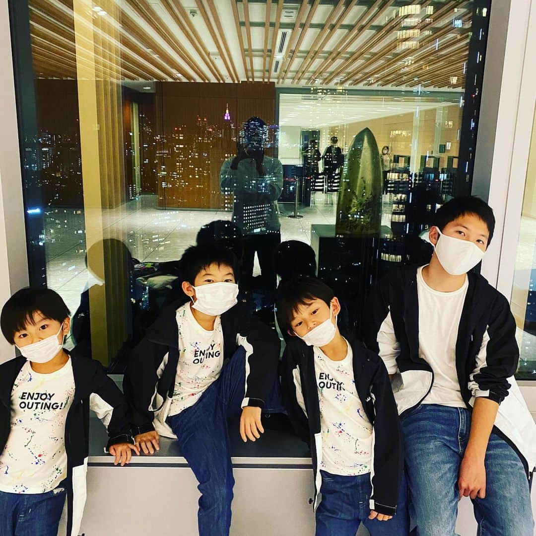 ブラザー4チャンネルのインスタグラム：「とある日の撮影後のbrother4！﻿ ﻿ 夜景よりも、夕飯が気になるお年頃…😅﻿ ﻿ 今後もコロナ対策をしながら、子どもたちと楽しい動画を作っていきます✨﻿ 皆さんも気を付けながら、2020年最後の12月を過ごして下さいね！😊﻿ ﻿ #brother4﻿ #YouTube﻿ #撮影﻿ #夜景より飯﻿ #いっくん﻿ #だいちゃん﻿ #あっくん﻿ #なーたん﻿」