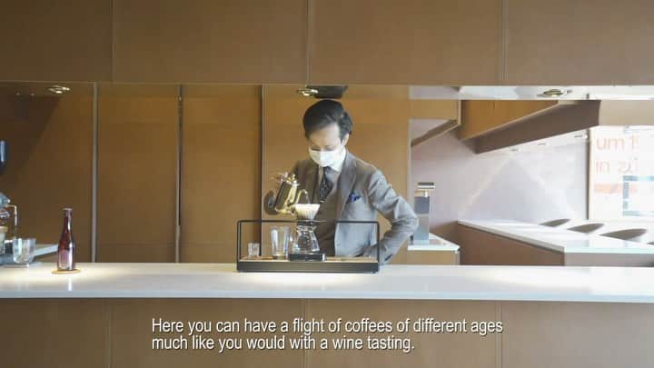 のインスタグラム：「GRAND CRU CAFÉ GINZA ＠銀座 . １杯１万円超のコーヒーサロン☕️✨ . You thought Starbucks was expensive?  Try a $100 cup of coffee at this Tokyo cafe! . 世界中から最高のコーヒー豆だけを厳選した #銀座 の #コーヒーサロン #グランクリュカフェ 。コーヒー豆はアルゴンガスを充填した #シャンパンボトル で保存し、豆の劣化を防いでいます🍾 なかには一杯２万円以上する豆もあるそうで...飲んでみたい✨ . 普段はあまり取材を受けてないそうなんですが、ちまちま通い詰めてやっと取材させてもらいました😍 . 創業者は人生をかけてコーヒーを追いかけた #コーヒーハンター の #川島よしあき さん。自分の好きなものをとことん追求して、銀座の一等地に自分の愛と夢を詰め込みまくったこんな素敵なサロンまでオープンできる人生って...素晴らしすぎる💓 いつかお会いしてみたいわ〜(*´-`) . #IGTV フルバージョン載せました。 #GRANDCRUCAFÉGINZA #tokyocafe #東京カフェ #コーヒー #coffee #珈琲 #ginzasix」