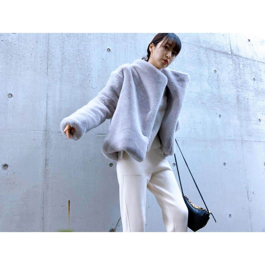 上野なつひさんのインスタグラム写真 - (上野なつひInstagram)「冬のコーデ♡︎ 寒がりの私には重宝なモコモココート🧡 白のニットパンツが履き心地さいこう！  tops #journalstandard coat #mienne.jp_official  pants @mienne.jp_official  bag #atelier_brugge」12月6日 16時43分 - natsuhi