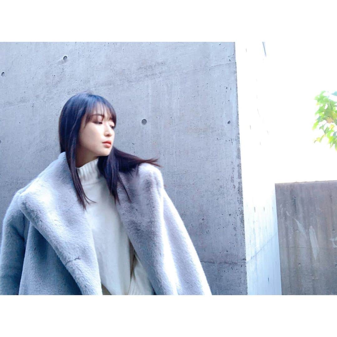 上野なつひのインスタグラム：「冬のコーデ♡︎ 寒がりの私には重宝なモコモココート🧡 白のニットパンツが履き心地さいこう！  tops #journalstandard coat #mienne.jp_official  pants @mienne.jp_official  bag #atelier_brugge」