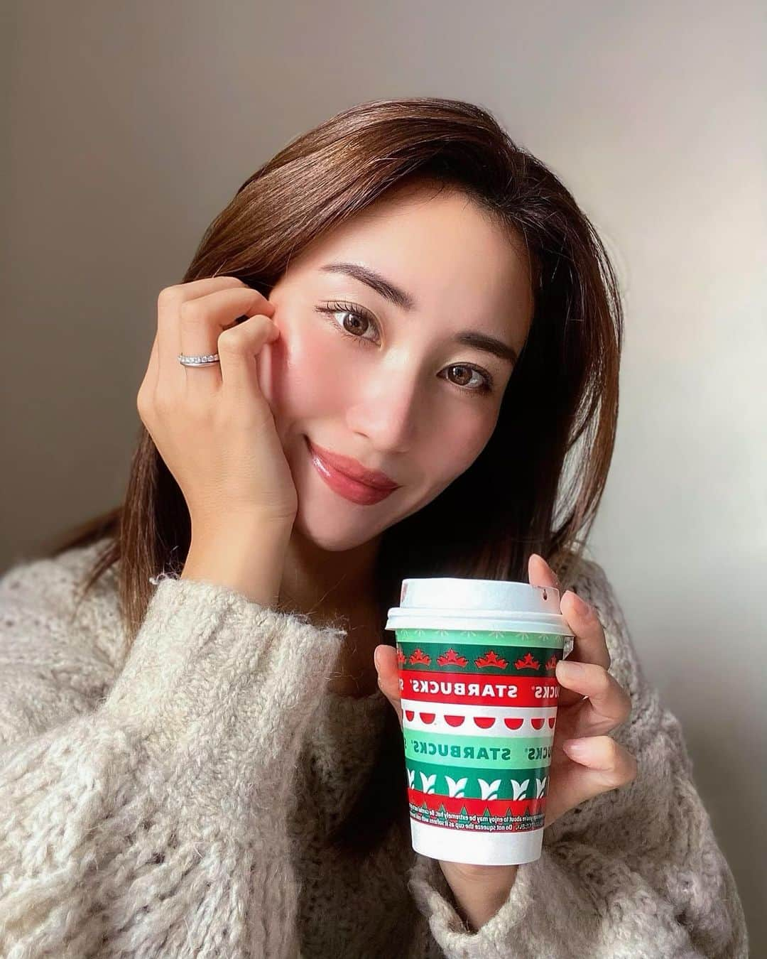 Ayaさんのインスタグラム写真 - (AyaInstagram)「最近は持ち帰りスタバが多いなぁ☕️ いつも冬になったらホットココア♥️  12月に入ったから今年 最後に色々メンテナンス いかないとや〜！💆‍♀️💇‍♀️  この前は @samsara.yokohama  でボディのマッサージへ！ 疲れやすい目、頭、首、デコルテ しっかりほぐしてもらいました🥺♥️ ほんまに上手で私の駆け込み寺！⛩ 疲れが本間に取れるのよ😊 👦🏻も一緒に行けるし、 お寺って所も新鮮でいつも癒される💆‍♀️ お近くの方は是非行ってほしいサロンです💕 #美容 #ボディケア #子連れエステ #子連れサロン #お寺エステ #横浜」12月6日 16時43分 - aya__fit