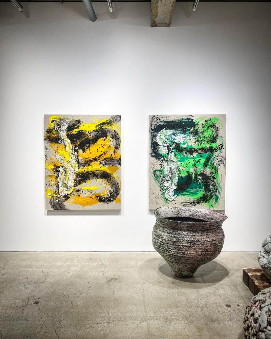 村上隆さんのインスタグラム写真 - (村上隆Instagram)「Here’s what to look for in Yuji Ueda’s @yuji____ueda exhibition of new works.  Ueda’s ceramic works with glazes seemingly bursting through their surfaces, along with his new abstract, somewhat Kazuo Shiraga-esque paintings evoking Fauvism, constitute his new move.  His work seems to embody his immersive interest in holes and fissures, predilections for and affinity with bursting forms. They harmonize the expressions of his physical movements and colors. My description may not make any sense at all but that’s the only way to describe them. If you ask me what part of that is art and can be judged as merits or demerits of his work, I’ll have to leave that to the connoisseurs’ context analyses. As far as artists go, in addition to aforementioned Kazuo Shiraga, it could be helpful to try and understand Ueda's work in the context of sculptural paintings of Lucio Fontana and Anish Kapoor.   Japanese ceramics has a wide-ranging fans globally and its market is broad, with ample choices in terms of price points as well. As such, the only way a ceramic artist and their work can be properly and critically evaluated is through the test of time, based on whether they are historically recognized in the world of ceramics. In the past 30 years, the more affordable segment has been thriving in the Japanese ceramics world, while the high-end works have diminished. As a result, artistic experimentations have regressed and, as such, no one seems capable of contemplating ceramic works relative to contemporary art. In that sense, Ueda is audaciously on his own, beating his own solitary path and leveling the ground.  I wrote in my previous post about the increasing number of ceramicists who imitate his work, but I suspect we’ll start to see paintings that look similar to his popping up in the near future. When that happens, I hope you'll remember the lofty will of the original artist, Yuji Ueda. His merit, backed by his talent and the extraordinary sense of scale, is authentic.  photo: @chiaki_kasahara_  translation: @tabi_the_fat」12月6日 16時43分 - takashipom