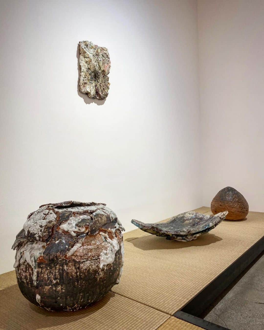 村上隆さんのインスタグラム写真 - (村上隆Instagram)「Here’s what to look for in Yuji Ueda’s @yuji____ueda exhibition of new works.  Ueda’s ceramic works with glazes seemingly bursting through their surfaces, along with his new abstract, somewhat Kazuo Shiraga-esque paintings evoking Fauvism, constitute his new move.  His work seems to embody his immersive interest in holes and fissures, predilections for and affinity with bursting forms. They harmonize the expressions of his physical movements and colors. My description may not make any sense at all but that’s the only way to describe them. If you ask me what part of that is art and can be judged as merits or demerits of his work, I’ll have to leave that to the connoisseurs’ context analyses. As far as artists go, in addition to aforementioned Kazuo Shiraga, it could be helpful to try and understand Ueda's work in the context of sculptural paintings of Lucio Fontana and Anish Kapoor.   Japanese ceramics has a wide-ranging fans globally and its market is broad, with ample choices in terms of price points as well. As such, the only way a ceramic artist and their work can be properly and critically evaluated is through the test of time, based on whether they are historically recognized in the world of ceramics. In the past 30 years, the more affordable segment has been thriving in the Japanese ceramics world, while the high-end works have diminished. As a result, artistic experimentations have regressed and, as such, no one seems capable of contemplating ceramic works relative to contemporary art. In that sense, Ueda is audaciously on his own, beating his own solitary path and leveling the ground.  I wrote in my previous post about the increasing number of ceramicists who imitate his work, but I suspect we’ll start to see paintings that look similar to his popping up in the near future. When that happens, I hope you'll remember the lofty will of the original artist, Yuji Ueda. His merit, backed by his talent and the extraordinary sense of scale, is authentic.  photo: @chiaki_kasahara_  translation: @tabi_the_fat」12月6日 16時43分 - takashipom