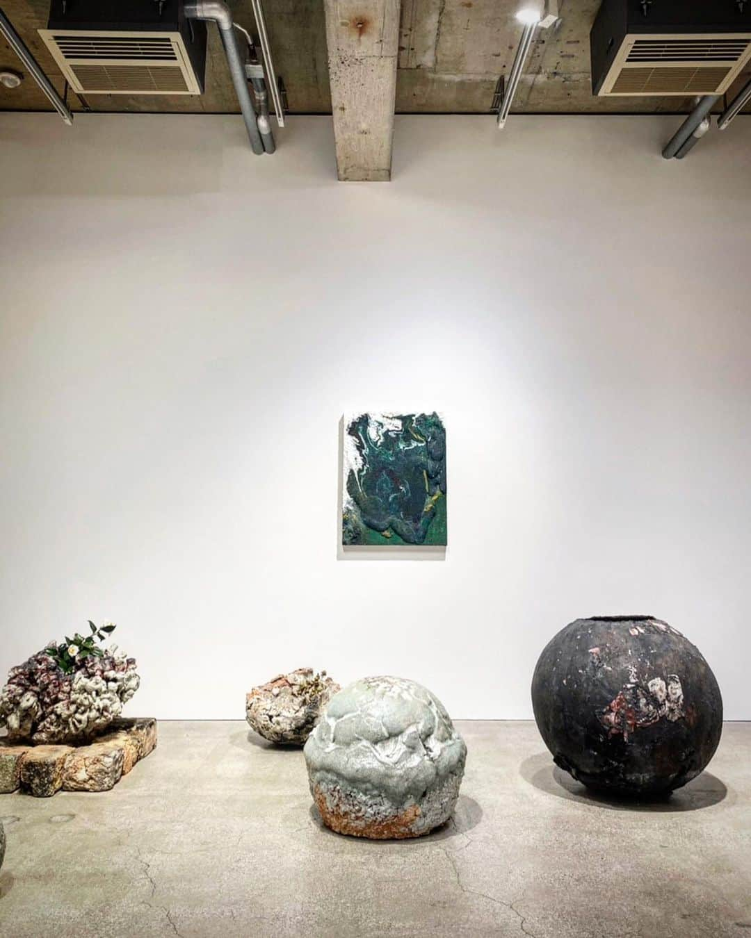 村上隆さんのインスタグラム写真 - (村上隆Instagram)「Here’s what to look for in Yuji Ueda’s @yuji____ueda exhibition of new works.  Ueda’s ceramic works with glazes seemingly bursting through their surfaces, along with his new abstract, somewhat Kazuo Shiraga-esque paintings evoking Fauvism, constitute his new move.  His work seems to embody his immersive interest in holes and fissures, predilections for and affinity with bursting forms. They harmonize the expressions of his physical movements and colors. My description may not make any sense at all but that’s the only way to describe them. If you ask me what part of that is art and can be judged as merits or demerits of his work, I’ll have to leave that to the connoisseurs’ context analyses. As far as artists go, in addition to aforementioned Kazuo Shiraga, it could be helpful to try and understand Ueda's work in the context of sculptural paintings of Lucio Fontana and Anish Kapoor.   Japanese ceramics has a wide-ranging fans globally and its market is broad, with ample choices in terms of price points as well. As such, the only way a ceramic artist and their work can be properly and critically evaluated is through the test of time, based on whether they are historically recognized in the world of ceramics. In the past 30 years, the more affordable segment has been thriving in the Japanese ceramics world, while the high-end works have diminished. As a result, artistic experimentations have regressed and, as such, no one seems capable of contemplating ceramic works relative to contemporary art. In that sense, Ueda is audaciously on his own, beating his own solitary path and leveling the ground.  I wrote in my previous post about the increasing number of ceramicists who imitate his work, but I suspect we’ll start to see paintings that look similar to his popping up in the near future. When that happens, I hope you'll remember the lofty will of the original artist, Yuji Ueda. His merit, backed by his talent and the extraordinary sense of scale, is authentic.  photo: @chiaki_kasahara_  translation: @tabi_the_fat」12月6日 16時43分 - takashipom