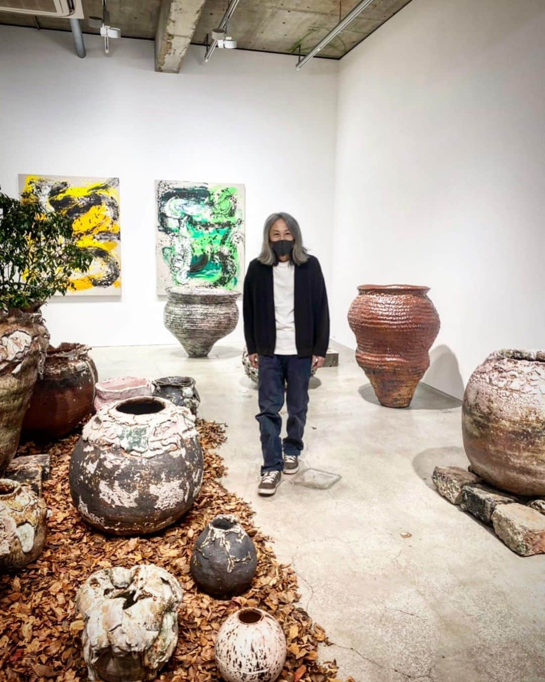 村上隆さんのインスタグラム写真 - (村上隆Instagram)「Here’s what to look for in Yuji Ueda’s @yuji____ueda exhibition of new works.  Ueda’s ceramic works with glazes seemingly bursting through their surfaces, along with his new abstract, somewhat Kazuo Shiraga-esque paintings evoking Fauvism, constitute his new move.  His work seems to embody his immersive interest in holes and fissures, predilections for and affinity with bursting forms. They harmonize the expressions of his physical movements and colors. My description may not make any sense at all but that’s the only way to describe them. If you ask me what part of that is art and can be judged as merits or demerits of his work, I’ll have to leave that to the connoisseurs’ context analyses. As far as artists go, in addition to aforementioned Kazuo Shiraga, it could be helpful to try and understand Ueda's work in the context of sculptural paintings of Lucio Fontana and Anish Kapoor.   Japanese ceramics has a wide-ranging fans globally and its market is broad, with ample choices in terms of price points as well. As such, the only way a ceramic artist and their work can be properly and critically evaluated is through the test of time, based on whether they are historically recognized in the world of ceramics. In the past 30 years, the more affordable segment has been thriving in the Japanese ceramics world, while the high-end works have diminished. As a result, artistic experimentations have regressed and, as such, no one seems capable of contemplating ceramic works relative to contemporary art. In that sense, Ueda is audaciously on his own, beating his own solitary path and leveling the ground.  I wrote in my previous post about the increasing number of ceramicists who imitate his work, but I suspect we’ll start to see paintings that look similar to his popping up in the near future. When that happens, I hope you'll remember the lofty will of the original artist, Yuji Ueda. His merit, backed by his talent and the extraordinary sense of scale, is authentic.  photo: @chiaki_kasahara_  translation: @tabi_the_fat」12月6日 16時43分 - takashipom