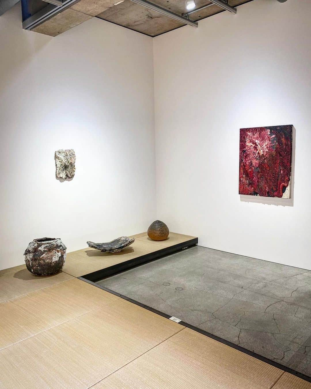 村上隆さんのインスタグラム写真 - (村上隆Instagram)「Here’s what to look for in Yuji Ueda’s @yuji____ueda exhibition of new works.  Ueda’s ceramic works with glazes seemingly bursting through their surfaces, along with his new abstract, somewhat Kazuo Shiraga-esque paintings evoking Fauvism, constitute his new move.  His work seems to embody his immersive interest in holes and fissures, predilections for and affinity with bursting forms. They harmonize the expressions of his physical movements and colors. My description may not make any sense at all but that’s the only way to describe them. If you ask me what part of that is art and can be judged as merits or demerits of his work, I’ll have to leave that to the connoisseurs’ context analyses. As far as artists go, in addition to aforementioned Kazuo Shiraga, it could be helpful to try and understand Ueda's work in the context of sculptural paintings of Lucio Fontana and Anish Kapoor.   Japanese ceramics has a wide-ranging fans globally and its market is broad, with ample choices in terms of price points as well. As such, the only way a ceramic artist and their work can be properly and critically evaluated is through the test of time, based on whether they are historically recognized in the world of ceramics. In the past 30 years, the more affordable segment has been thriving in the Japanese ceramics world, while the high-end works have diminished. As a result, artistic experimentations have regressed and, as such, no one seems capable of contemplating ceramic works relative to contemporary art. In that sense, Ueda is audaciously on his own, beating his own solitary path and leveling the ground.  I wrote in my previous post about the increasing number of ceramicists who imitate his work, but I suspect we’ll start to see paintings that look similar to his popping up in the near future. When that happens, I hope you'll remember the lofty will of the original artist, Yuji Ueda. His merit, backed by his talent and the extraordinary sense of scale, is authentic.  photo: @chiaki_kasahara_  translation: @tabi_the_fat」12月6日 16時43分 - takashipom