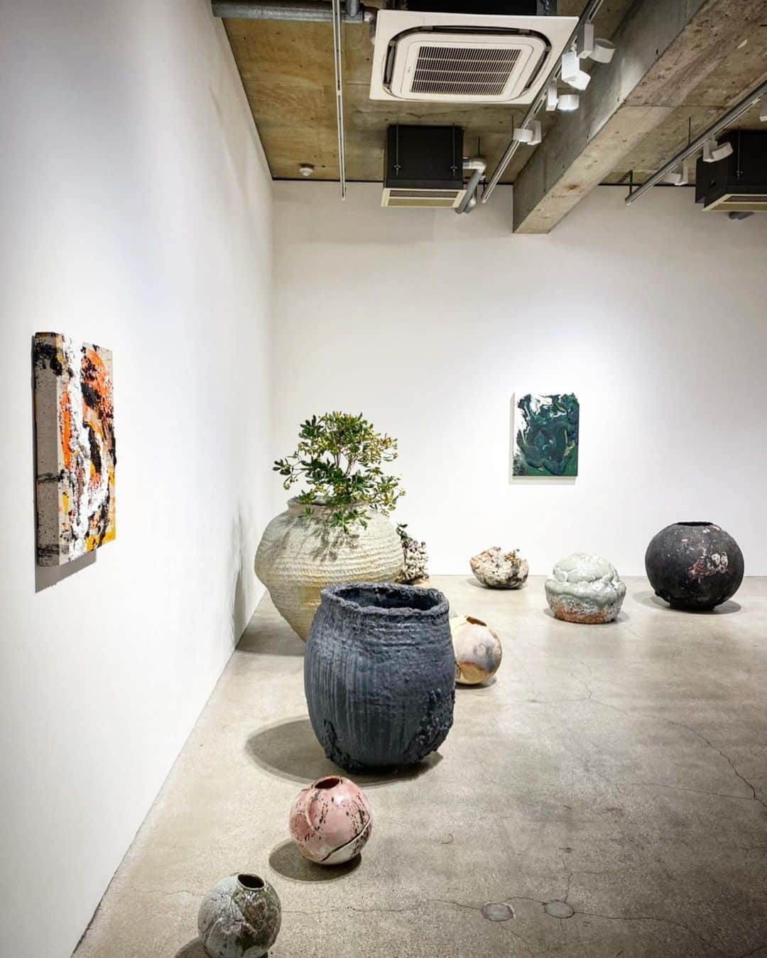 村上隆さんのインスタグラム写真 - (村上隆Instagram)「Here’s what to look for in Yuji Ueda’s @yuji____ueda exhibition of new works.  Ueda’s ceramic works with glazes seemingly bursting through their surfaces, along with his new abstract, somewhat Kazuo Shiraga-esque paintings evoking Fauvism, constitute his new move.  His work seems to embody his immersive interest in holes and fissures, predilections for and affinity with bursting forms. They harmonize the expressions of his physical movements and colors. My description may not make any sense at all but that’s the only way to describe them. If you ask me what part of that is art and can be judged as merits or demerits of his work, I’ll have to leave that to the connoisseurs’ context analyses. As far as artists go, in addition to aforementioned Kazuo Shiraga, it could be helpful to try and understand Ueda's work in the context of sculptural paintings of Lucio Fontana and Anish Kapoor.   Japanese ceramics has a wide-ranging fans globally and its market is broad, with ample choices in terms of price points as well. As such, the only way a ceramic artist and their work can be properly and critically evaluated is through the test of time, based on whether they are historically recognized in the world of ceramics. In the past 30 years, the more affordable segment has been thriving in the Japanese ceramics world, while the high-end works have diminished. As a result, artistic experimentations have regressed and, as such, no one seems capable of contemplating ceramic works relative to contemporary art. In that sense, Ueda is audaciously on his own, beating his own solitary path and leveling the ground.  I wrote in my previous post about the increasing number of ceramicists who imitate his work, but I suspect we’ll start to see paintings that look similar to his popping up in the near future. When that happens, I hope you'll remember the lofty will of the original artist, Yuji Ueda. His merit, backed by his talent and the extraordinary sense of scale, is authentic.  photo: @chiaki_kasahara_  translation: @tabi_the_fat」12月6日 16時43分 - takashipom