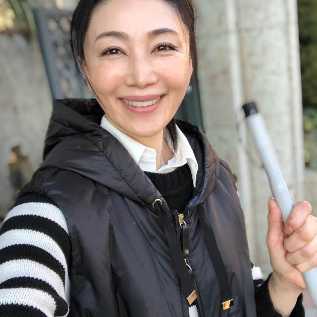 坂村かおるさんのインスタグラム写真 - (坂村かおるInstagram)「・ 今日から、大掃除を始めました😊 ・ 床を全部ワックス掛けして、外も綺麗に掃き掃除🧤 ・ あ〜気持ちいい！ ついでに車も洗っちゃおう❣️ ・ ・ 掃除が1番のストレス解消です😊 ・ ・  ﻿ いつも「いいね！」を頂きありがとうございます。﻿ 皆さんのコメントに元気を貰っています😊﻿ ﻿ ﻿ #クィーンオブ美魔女﻿ #team美魔女﻿ #美ST﻿ #坂村かおる﻿ #トータルビューティーアドバイザー﻿ #美しく老いる﻿ #バランス﻿ #美容﻿ #コスメ﻿ #ファッション﻿ #今日のコーデ﻿ #トータルバランス﻿ #お洒落な人と繋がりたい﻿ #コスメ好きな人と繋がりたい﻿ #美意識高い人と繋がりたい﻿ #美魔女﻿ #美魔女が変わる﻿ #アップデートしてる人と繋がりたい﻿ #映像のまちあしかが﻿ #素通り禁止あしかが﻿ #アラフィ﻿ #笑顔﻿ #５０代から綺麗になれる﻿ #美100﻿ #ビーハンドレッド﻿ #大掃除  ﻿ ﻿ ﻿ ﻿ ﻿ ﻿ ﻿ ﻿ ﻿ ﻿ ﻿ ﻿ ﻿ ﻿ ﻿ ﻿ ﻿ ﻿ ﻿ ﻿ ﻿ ﻿ ﻿ ﻿ ﻿ ﻿ ﻿ ﻿ ﻿ ﻿ ﻿ ﻿」12月6日 16時52分 - kaoru.sakamura