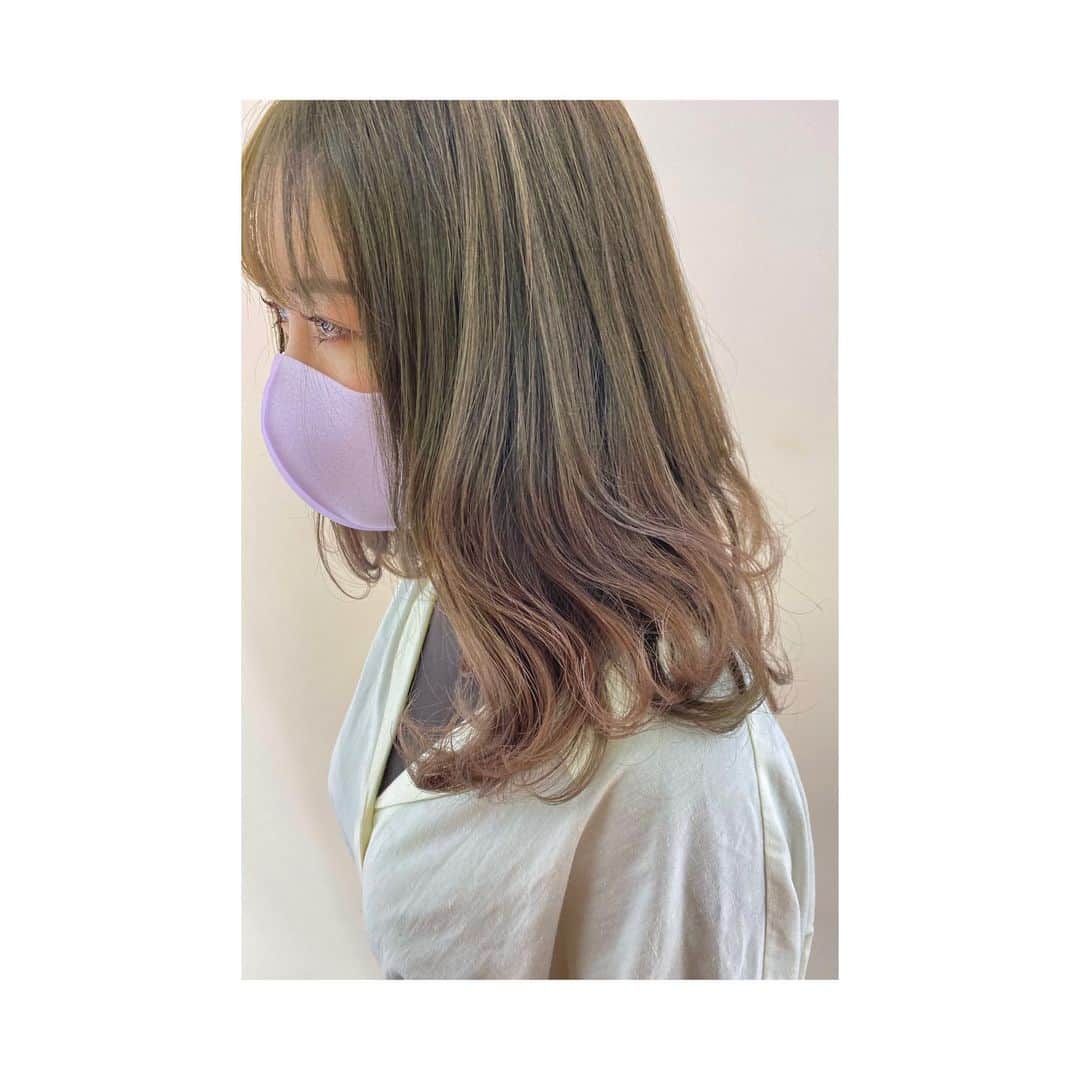 林菜乃子のインスタグラム：「.  Hair ✂︎✂︎✂︎ ((@crea.kusaka ))  今年も毎月毎月、 可愛いカラー、デザインありがとう💜 . .  いつも綺麗で いい匂いな髪がいいよねー🥺?笑  . .  #CLEA茅ヶ崎 #ポーズ。笑 #んでそれがまた鏡に映ってる #じわじわ」
