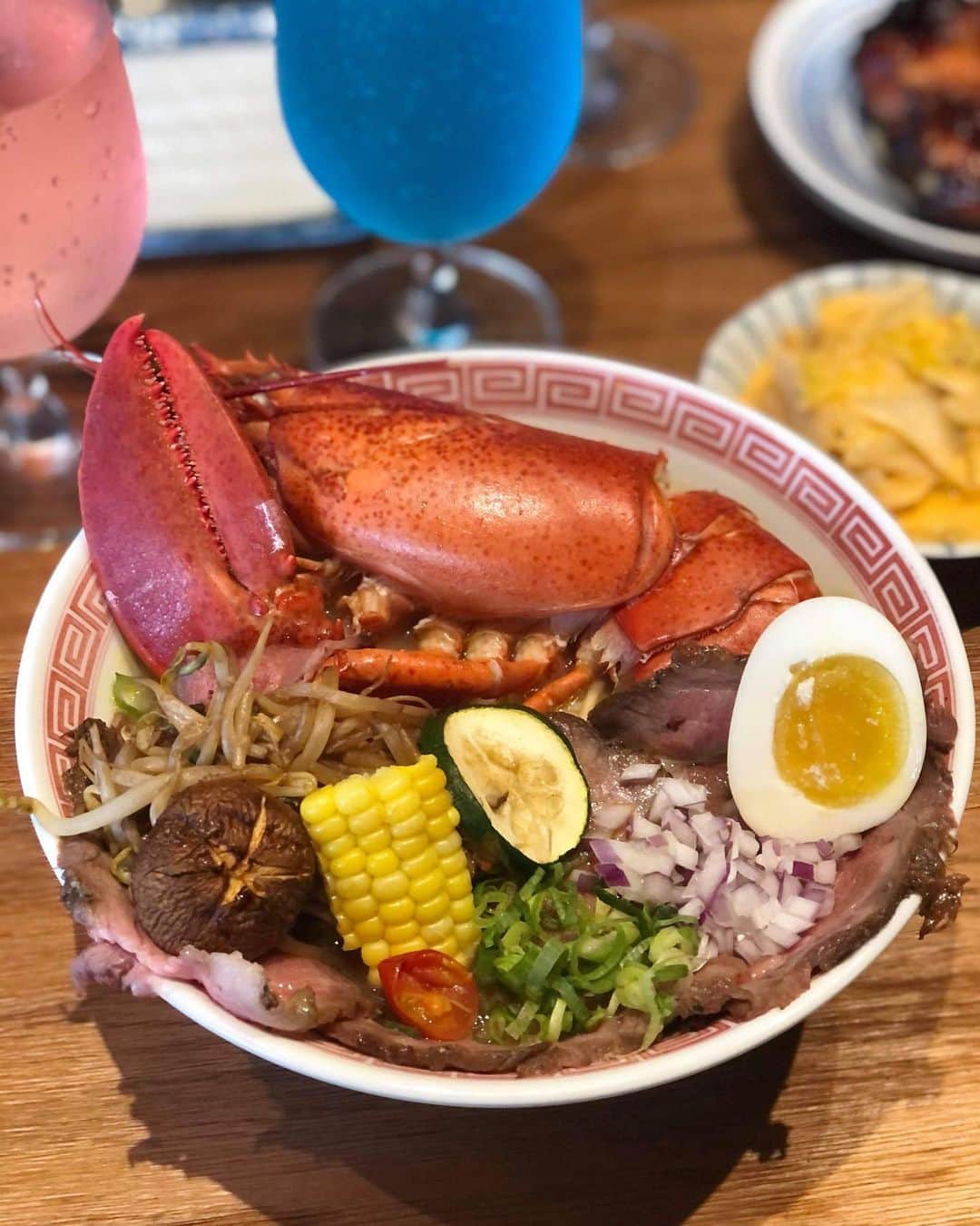 漢娜Hannahさんのインスタグラム写真 - (漢娜HannahInstagram)「這麼冷的天 來碗熱呼呼的拉麵吧 #織田信長  拉麵店  波士頓龍蝦雙人拉麵🍜 有沒有看錯！店家採用的是整隻波士頓活龍蝦🦞 拉麵湯底是雞湯超鮮甜濃郁  麵條是屬於細的較有嚼勁 而且像我這種吃東西很慢的 吃了一個小時麵條也沒有泡爛！！！ 除了龍蝦外還有主餐 牛肉叉燒拉麵 有嚼勁又香的牛肉 現烤照燒雞腿排 微焦的外皮鮮嫩的雞肉  假日限定🔥 迷你頂級翼板牛鮭魚卵丼飯 小小一碗很適合吃完拉麵還想配點飯的人 生蛋黃混合飯和牛肉 讓口感更升級  👍🏻松露海鮮粥 這裡的人氣必點 滿滿滿滿到爆出來的鮮蝦和蛤蜊 濃濃海鮮味十足   甜點 👍🏻布丁🍮 超級爆炸好吃 超濃郁～～ 被拉麵耽誤的布丁（喂） 蛋撻  這裡也有酒類和飲料 青森蘋果>\\\<  織田信長 @impeccable.z  📍桃園市中壢區環西路2段366巷10號  #桃園#桃園高鐵站#桃園美食#中壢#中壢美食#拉麵#龍蝦#織田信長#丼飯#海鮮#海鮮粥」12月6日 17時04分 - callmetsts