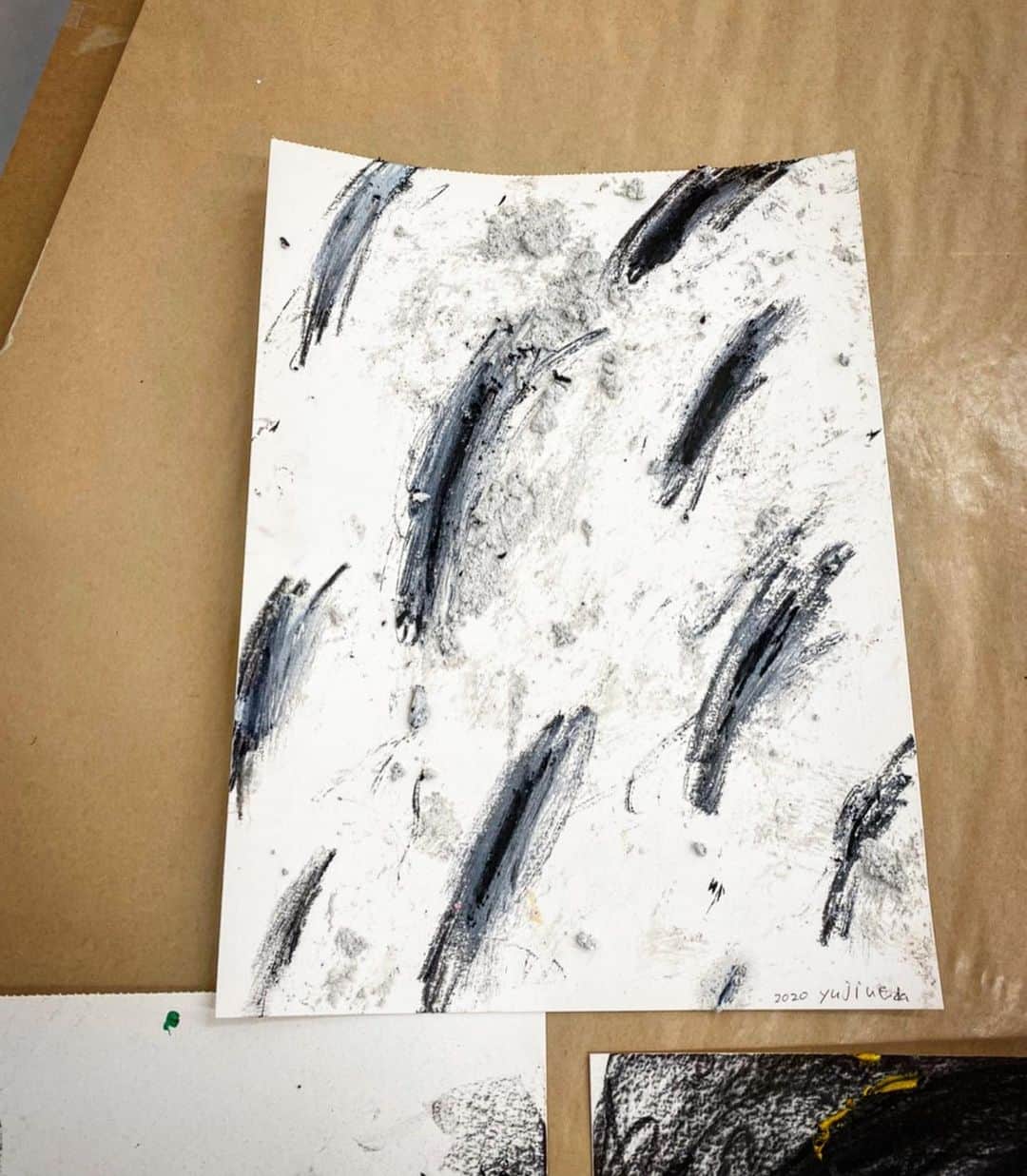 村上隆さんのインスタグラム写真 - (村上隆Instagram)「上田勇児さん　@yuji____ueda の新作展の見処を解説します。  表面から釉薬が噴き出しているような効果の陶芸作品と、抽象的な、何処か具体美術の白髪一雄的な、フォービズム的な絵画作品らが新しいムーブを作っています。 「穴」「裂け目」への没入や吹き出しへの偏愛と共感。体感的なムーブメントの表現と色彩の調和とでも言おうか。なに言ってるかわからないかもだが、そうとしか言いようがないし、その何処が芸術で良し悪しに繋がるのか？と問われると、コレは目利きの文脈解析に頼るしかない。作家の例で言うと、先に挙げた白髪一雄と共に、ルチオ・フォンタナやアニッシュ・カプーアの彫刻絵画の文脈で理解すると分かりやすいはず。  日本の陶芸は世界でも有数のファンの層が厚く、勢いマーケットも広く、価格帯も上から下まてま豊富な選択肢がある。なので、陶芸への評価は陶芸界の歴史内の評価軸でのみ作家の力量を測る事となる。そしてこの30年は日本の陶芸界は安価なゾーンが栄え、高額帯が無くなり、勢い、芸術的な実験は一気に後退した。なので上記のような現代美術の文脈との相対化など誰一人思考できないのだ。その意味で、上田勇児の作品は唯我独尊。孤独にも道を耕し、整地している。その彼を模倣した陶芸作家が最近湧いてきていることは前の記事でも書いたのだが、近いうちに、上田勇児もどきの絵画作品も散見されるであろう。その時に、覚えておいて欲しいですね。オリジナルの孤高の志を。そして彼の才能の桁外れたスケール感の価値が本物であると言う事を。」12月6日 17時00分 - takashipom