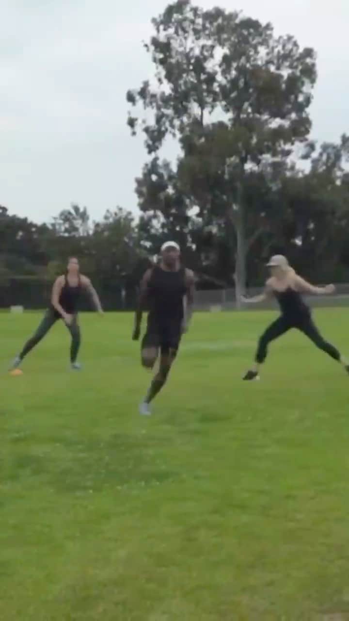 レッドブルのインスタグラム：「best caption will be in the Red Bull Hall of Fame 😏 GO GO GO 👇  🏃‍♂️💨 : @carlinisles  #redbull #givesyouwiiings #sprint #running #prosprinter #training #rugby #speed」