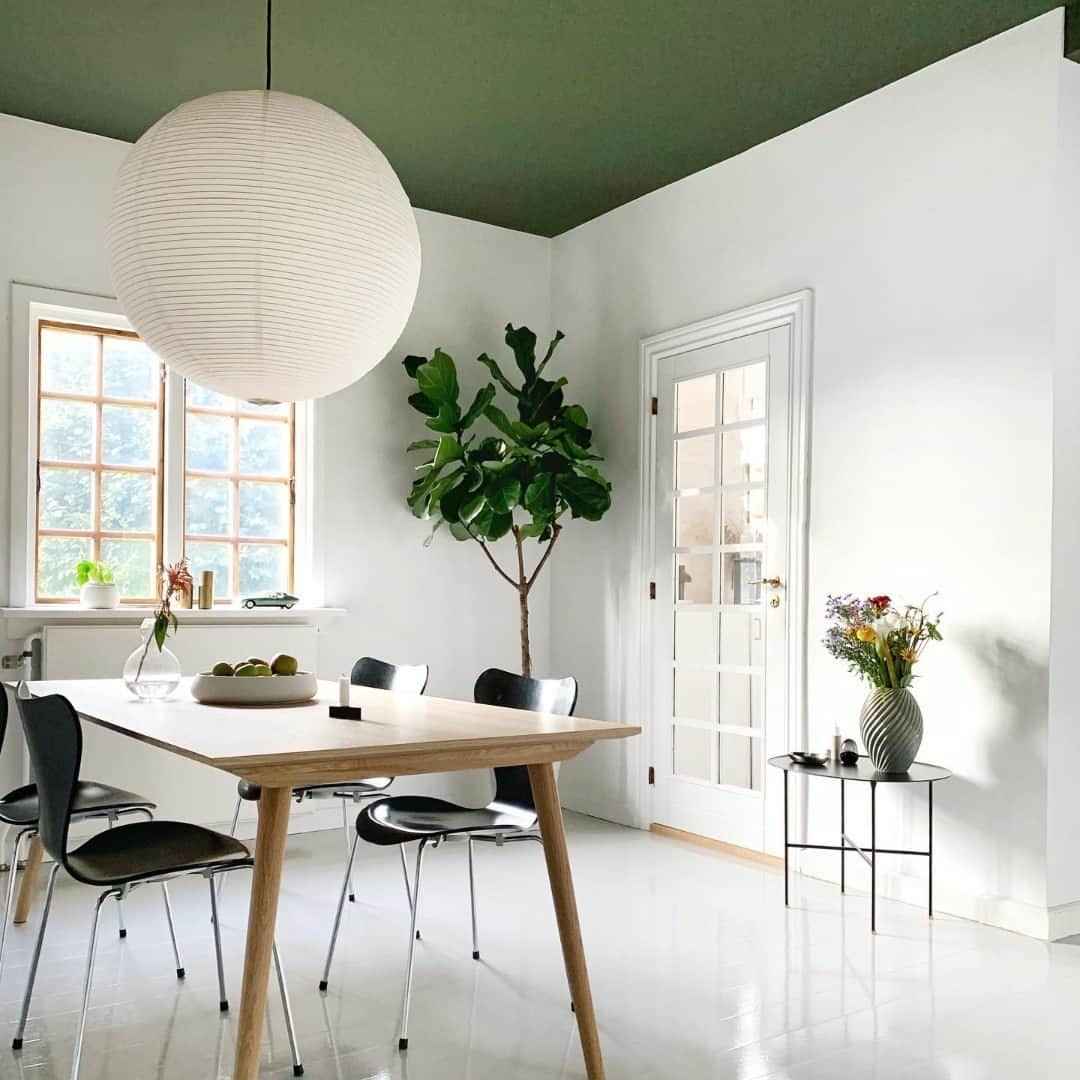 フリッツハンセンさんのインスタグラム写真 - (フリッツハンセンInstagram)「Room of the day  The Series 7™ chairs in a bright room with bold ceiling colour and lighting   Captured by @alekmodin  #fritzhansen #series7chair #designchair #diningroom #diningroomdesign #interiordesign #danishdesigner #arnejacobsen #danishdesign  #프리츠한센  #フリッツハンセン」12月6日 17時00分 - fritzhansen