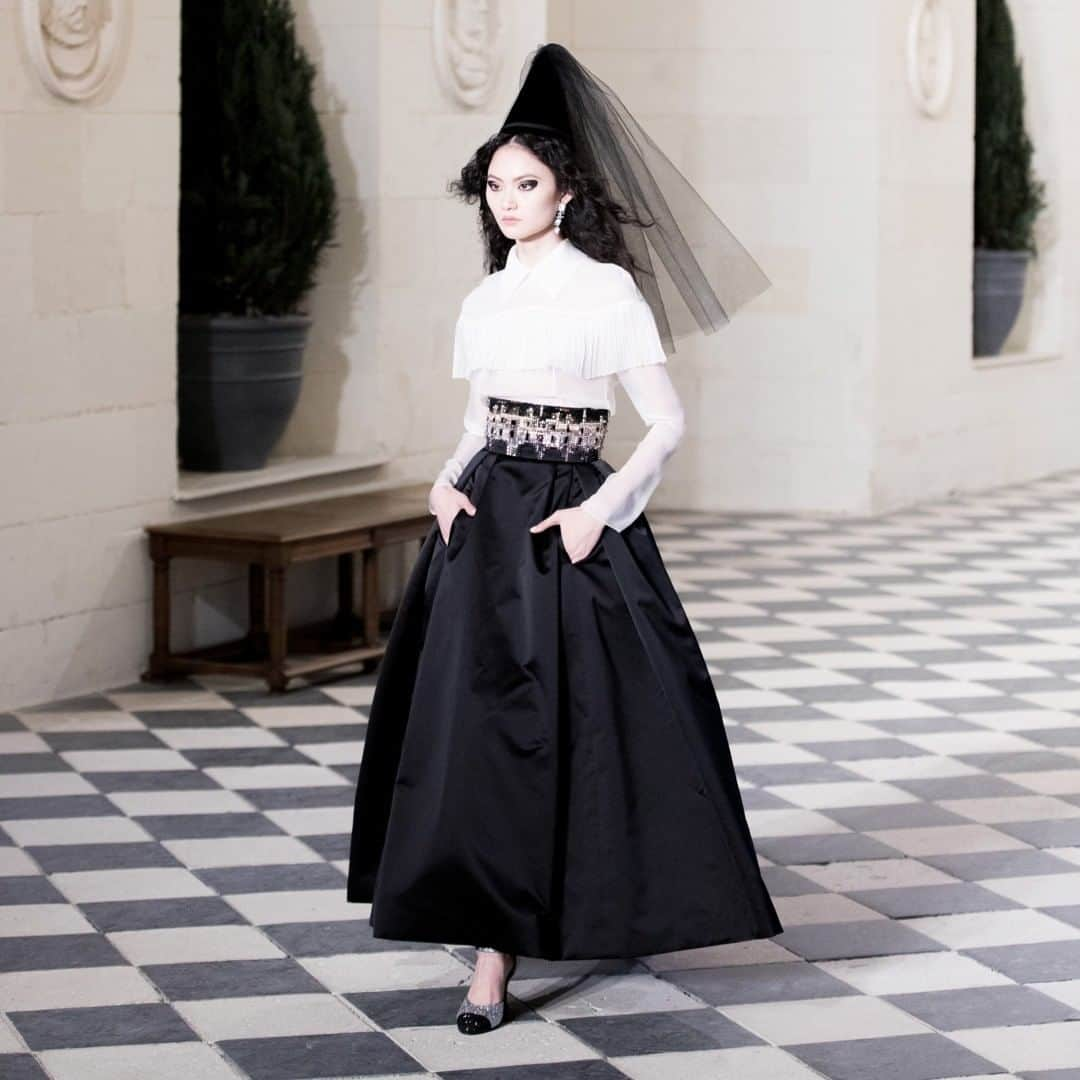 シャネルさんのインスタグラム写真 - (シャネルInstagram)「The grand allure of the collection is accented by a black hat by Maison Michel and a glittering corset belt embroidered by Atelier Montex drawing the outlines of the Château de Chenonceau.  ‘Le Château des Dames’, CHANEL 2020/21 Métiers d’art collection.  See all the looks at chanel.com  #CHANELMetiersdart #CHANEL @Le19M #Le19M @Maison_Lemarie #MaisonLemarie @MaisonMichel #MaisonMichel @AtelierMontex #AtelierMontex @HeConghc」12月6日 17時00分 - chanelofficial