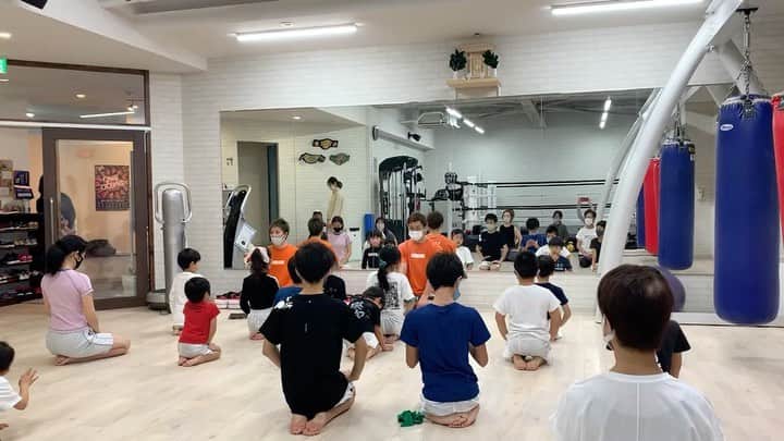 大和哲也のインスタグラム：「昨日のGRATINESSキッズクラス🥊 最後の挨拶終わりに皆んなからのサプライズ😭 まとまってなかったのはご愛嬌で…笑 嬉しかったなぁ。 翔平、MANいつもありがとう。  着々と成長していく子供達から いつもパワーをもらいます🙏 そして黙想の静まりもいい！  さぁ先生のカッコいい姿をみんなに見せるぞー😎」