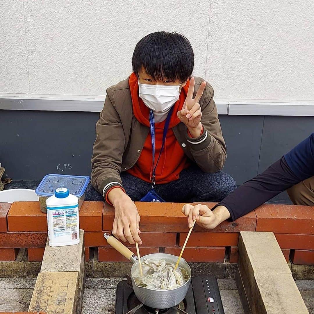 【公式】東京コミュニケーションアート専門学校ECOさんのインスタグラム写真 - (【公式】東京コミュニケーションアート専門学校ECOInstagram)「.﻿ 動物園・動物飼育専攻の２年生が﻿ 学校で持続的に行える環境保全の取り組みとして﻿ 動物のフンから紙を作る取り組みを行っています📄﻿ ﻿ ケヅメリクガメやカピバラなどの草食獣から出た﻿ フンを使用して作っています🌿﻿ ﻿ こちらは記念すべき第一弾🎊﻿ これからもっと活動を繰り返して﻿ 綺麗な文字が書ける紙づくりを目指します✌🏻️﻿ ﻿ ﻿ ・－・－・－・－・－・－・－・－・﻿ ﻿ 学校説明会やオープンキャンパスも実施しております🏫ぜひご参加ください🗣﻿ ﻿ ・－・－・－・－・－・－・－・－・﻿ ﻿ #tca東京eco動物海洋専門学校 #tcaeco #動物 #海洋 #ペット#自然環境#恐竜#専門学校#動物園動物飼育専攻#動物園動物飼育#環境保全#取り組み#紙#作製#草食獣#sdgs#進路」12月6日 17時13分 - tca_eco