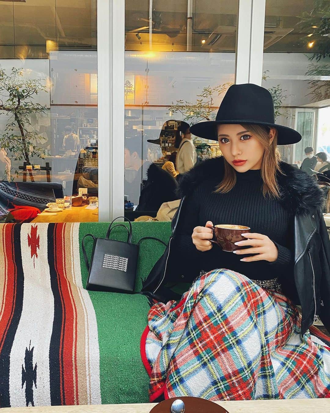 のインスタグラム：「BONDIテラスでぬくぬくcafé🎄❤️ . 帽子とかかぶっちゃったり~ 今日のmake褒められたから機嫌まる😘w . 皆さんお仕事おつかれサマンサ！！ . . . #ハット大好き芸人」