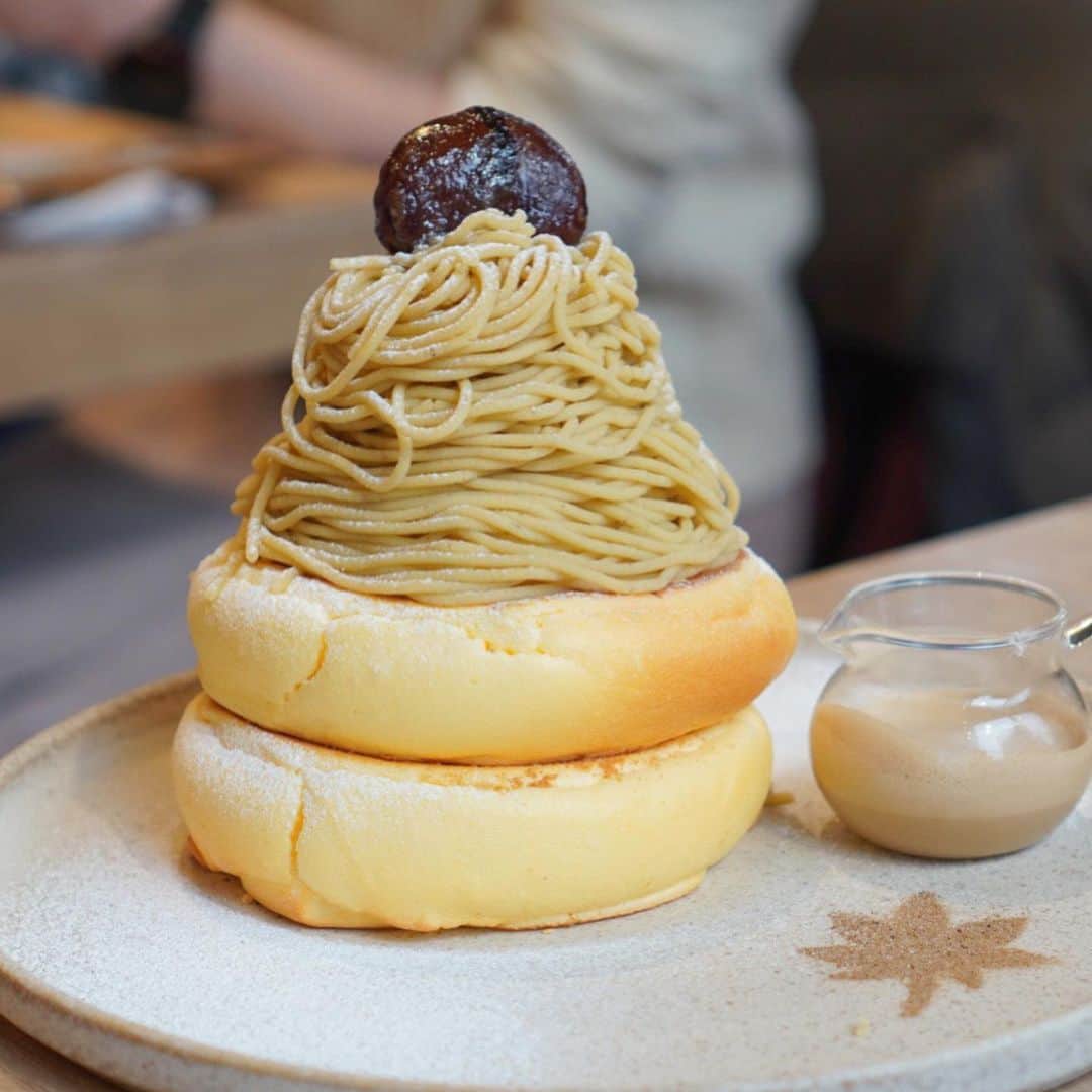 のインスタグラム：「⠀ ＼ 武蔵小杉のパンケーキ ꪔ̤̮♥ ／﻿ ﻿ だいすきなパンケーキやさん💛﻿ 3 STARS PANCAKE で期間限定パンケーキ☺︎﻿ ﻿ ◇極上岩間栗モンブラン 1,818円（税別）﻿ ◇イモンチャーズ 1,682円（税別）﻿ ※期間限定﻿ ﻿ をいただきました🥞🌰🍠﻿ ﻿ マツコの知らない世界やメレンゲの気持ちにも﻿ 出演した小田喜商店さんの岩間栗を使用した﻿ 絶品パンケーキ🥺✨﻿ ﻿ 栗の香りが格別🥺✨﻿ ﻿ イモンチャーズは、﻿ 生地にもお芋が練り込まれていて﻿ 芋を存分に楽しめる一皿になってます✨﻿ ﻿ どっちも美味しすぎるおすすめパンケーキです💛﻿ ﻿ 栗パンケーキは1/31まで、50食/日限定☺︎﻿ 芋パンケーキは12/20までの限定です💡﻿ ﻿ ﻿#3starspancake #スリースターズパンケーキ #川崎カフェ #神奈川カフェ #pancake #パンケーキ #マツコの知らない世界 #メレンゲの気持ち #fluffypancakes #武蔵小杉 #武蔵小杉カフェ #武蔵小杉グルメ」