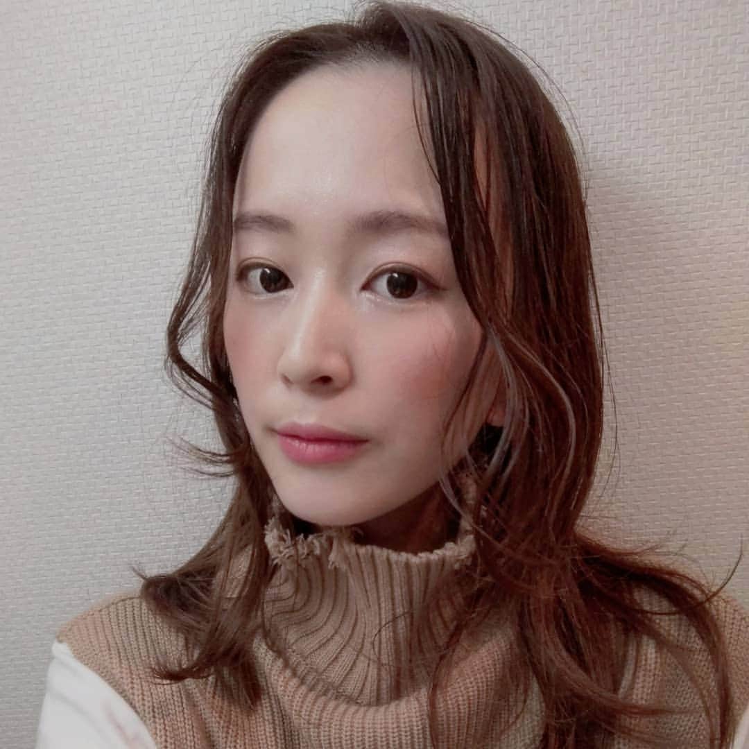 佐野莉子のインスタグラム：「.⠀ ⠀ 痛くない小顔エステレポ🌝⠀ ⠀ お友達の紹介で話題の脳洗浄へ🙏⠀ @parafuse.tokyo.kazue さんに施術してもらいました！⠀ ⠀ 脳洗浄気になりつつも単語のインパクトで緊張😂笑⠀ 実際行ってみるとすごくリラックスできて身体が楽になったよ🙌🙌⠀ ⠀ 脚、デコルテ、頭を順にほぐしてリンパを流していくんだけど⠀ 気持ち良すぎて終始うとうと〜〜😴⠀ ⠀ 施術後はすっきりして、フェイスラインがシュッと出現👀⠀ 頭のハチがサイズダウン（写真2枚目）👀⠀ ⠀ 最後は包帯ぐるぐる巻きで形状記憶。⠀ この工程の写真見たらめっちゃシュール（ストーリーにだけあげます笑）🌝⠀ ⠀ 1、2週間くらい経ったけど、⠀ 首肩コリで夜の寝付きが悪かったのが最近は調子が良いー！⠀ あと、産後悩んでる食いしばりも気にならなくなってきました！⠀ ⠀ 週1回の施術を4回繰り返したら、 その後は月1のメンテナンスで定着していくそうです😊⠀ たった1回でも効果感じられたから、大事な日の前とかにも通いたい🙆‍♀️⠀ ⠀」
