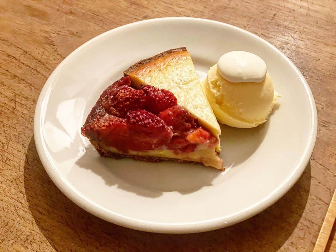 Sayuri（岸岡小百合）さんのインスタグラム写真 - (Sayuri（岸岡小百合）Instagram)「* やっと食べに行けた🍓 横浜元町のcafe de lento☕️ @cafedelento  * アンティーク風の落ち着いたお店。元町の赤レンガの道と相まって、パリの裏道にでも迷い込んだような感覚に🍁 * 断面も美しい焼きいちごのタルトは、イチゴも甘くて、カスタードも絶品❤️ 私はチーズタルトとハーフandハーフをチョイスしました🍰 * アンティークアラビアのティーカップでコーヒーをいただけるなんて幸せ😭 食器好きにはたまらない❤️ * 今度はニース風サラダも食べたいなぁ❤️ #カフェ　#cafe #横浜カフェ　#横浜元町 #元町　#cafedelento  #焼きいちごタルト #タルト　#yokohama #cafe巡り」12月6日 17時08分 - sayuuringo