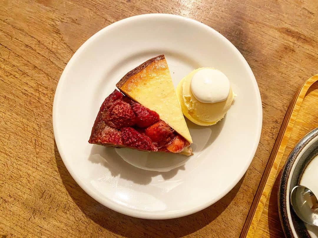 Sayuri（岸岡小百合）さんのインスタグラム写真 - (Sayuri（岸岡小百合）Instagram)「* やっと食べに行けた🍓 横浜元町のcafe de lento☕️ @cafedelento  * アンティーク風の落ち着いたお店。元町の赤レンガの道と相まって、パリの裏道にでも迷い込んだような感覚に🍁 * 断面も美しい焼きいちごのタルトは、イチゴも甘くて、カスタードも絶品❤️ 私はチーズタルトとハーフandハーフをチョイスしました🍰 * アンティークアラビアのティーカップでコーヒーをいただけるなんて幸せ😭 食器好きにはたまらない❤️ * 今度はニース風サラダも食べたいなぁ❤️ #カフェ　#cafe #横浜カフェ　#横浜元町 #元町　#cafedelento  #焼きいちごタルト #タルト　#yokohama #cafe巡り」12月6日 17時08分 - sayuuringo