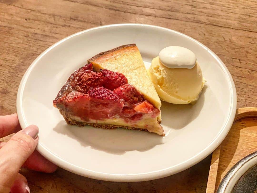 Sayuri（岸岡小百合）さんのインスタグラム写真 - (Sayuri（岸岡小百合）Instagram)「* やっと食べに行けた🍓 横浜元町のcafe de lento☕️ @cafedelento  * アンティーク風の落ち着いたお店。元町の赤レンガの道と相まって、パリの裏道にでも迷い込んだような感覚に🍁 * 断面も美しい焼きいちごのタルトは、イチゴも甘くて、カスタードも絶品❤️ 私はチーズタルトとハーフandハーフをチョイスしました🍰 * アンティークアラビアのティーカップでコーヒーをいただけるなんて幸せ😭 食器好きにはたまらない❤️ * 今度はニース風サラダも食べたいなぁ❤️ #カフェ　#cafe #横浜カフェ　#横浜元町 #元町　#cafedelento  #焼きいちごタルト #タルト　#yokohama #cafe巡り」12月6日 17時08分 - sayuuringo