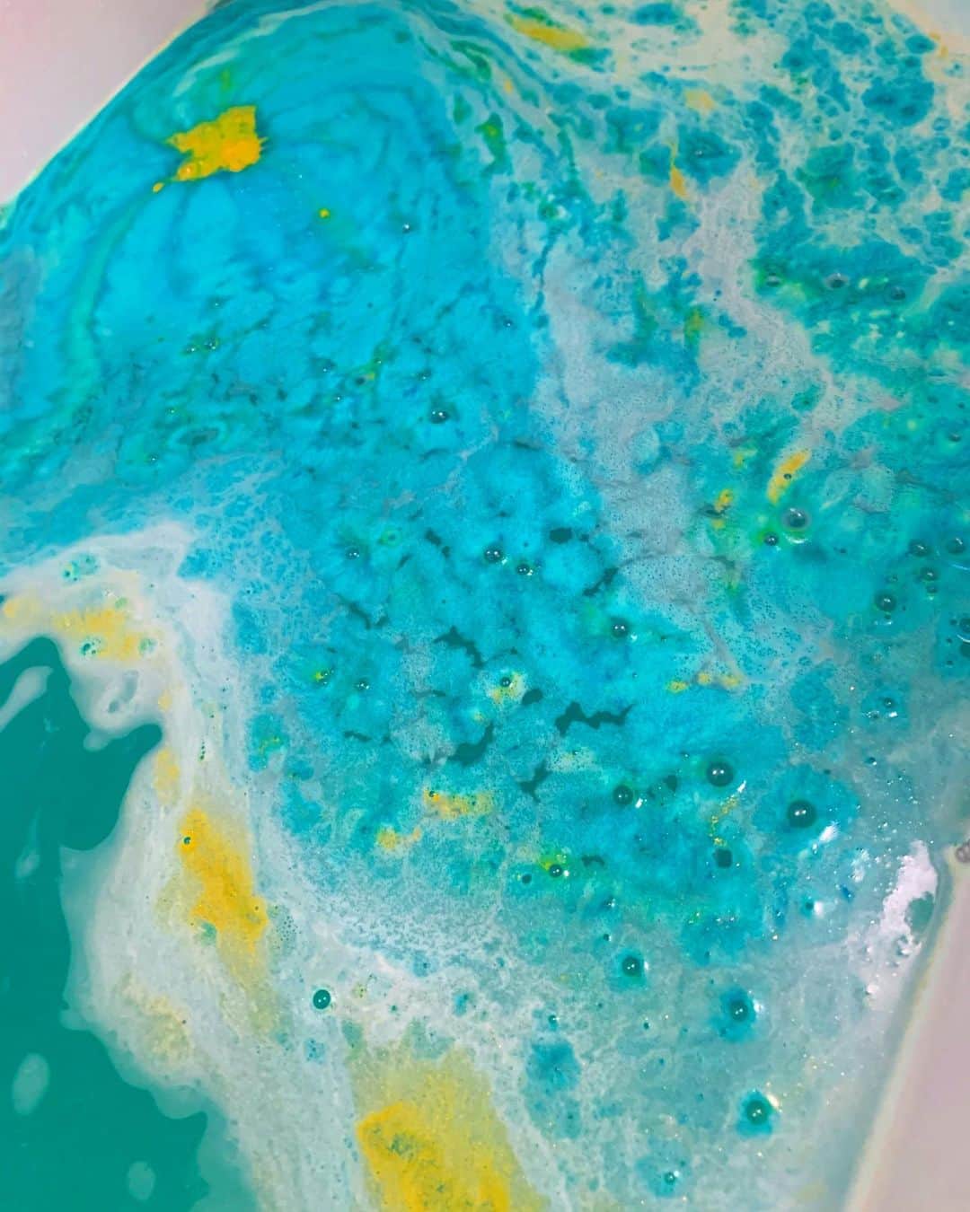 野崎渚のインスタグラム：「LUSHの入浴剤、色も綺麗だしラメでお湯がキラキラしてて癒された☺️  #lush #thankyou」