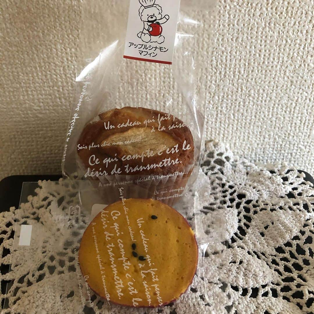 石川蓮美さんのインスタグラム写真 - (石川蓮美Instagram)「お散歩してたらリアルお菓子の家に出会った🍩🍭 こーゆー出会いがあるから北海道が好き♡ #自由 #おしゃれ #リアルシルバニアハウス #お菓子の家 #北海道 #くまのしっぽ絵本の世界のお菓子屋さん  #可愛いだけじゃない #店内可愛い #スィーツ美味しい #店員さんが素敵  #メルヘン #ハーレー女子 #札幌移住生活 #幸せな時間 #毎日幸せ #お散歩  #トレーニング終わりに #もぐもぐタイム」12月6日 17時11分 - hasumin.n819