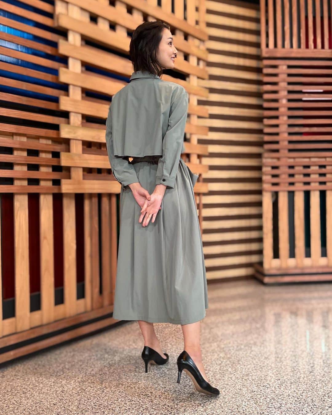 本間智恵さんのインスタグラム写真 - (本間智恵Instagram)「﻿ ﻿ 初のインスタライブ、楽しかったー！﻿ ご覧いただいた方ありがとうございました☺️﻿ ﻿ そしてこのあと18:00からのBS朝日「激論！クロスファイア」は…﻿ 菅政権として初めての臨時国会の総括や、新型コロナウイルスの感染再拡大の中で政治に出来ること、さらに安倍前総理の「桜を見る会」の前夜祭をめぐる疑惑などについて議論します！﻿ ﻿ MC﻿ 田原総一朗、本間智恵﻿ ゲスト﻿ 片山さつき　自由民主党総務会長代理﻿ 長妻昭　立憲民主党代表代行﻿ (敬称略)﻿ ﻿ #ootd﻿ #Dress ... #PREFERIR﻿ #Earing ... #OSEWAYA﻿ ﻿ ポケットがかわいい、トレンチコートみたいなワンピースでした！﻿ ﻿ #テレビ朝日 #アナウンサー #本間智恵 #激論クロスファイア #gekiron #BS朝日 #衣装 #アナウンサー衣装 #トレンチコート風ワンピース #冬コーデ」12月6日 17時11分 - chiehonma