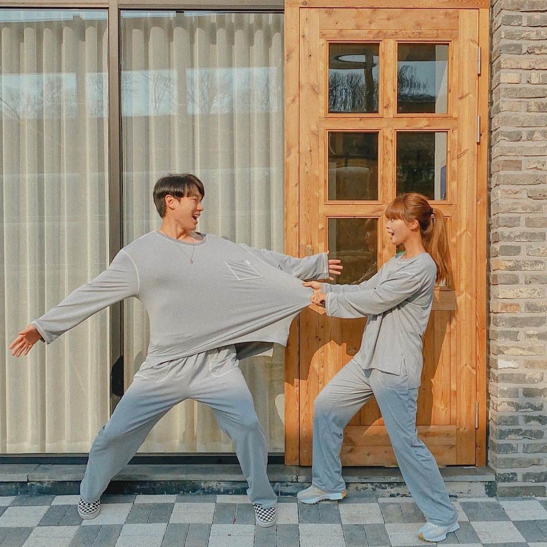キム・ダヘのインスタグラム：「오빠한테 라이킨 잠옷 촬영하는거 도와달라하구 쌀국수를 사줬댜 🎅🏼 나보고 사진찍을때 왜케 포즈가 어색하녜... 모델다되심 뀨」