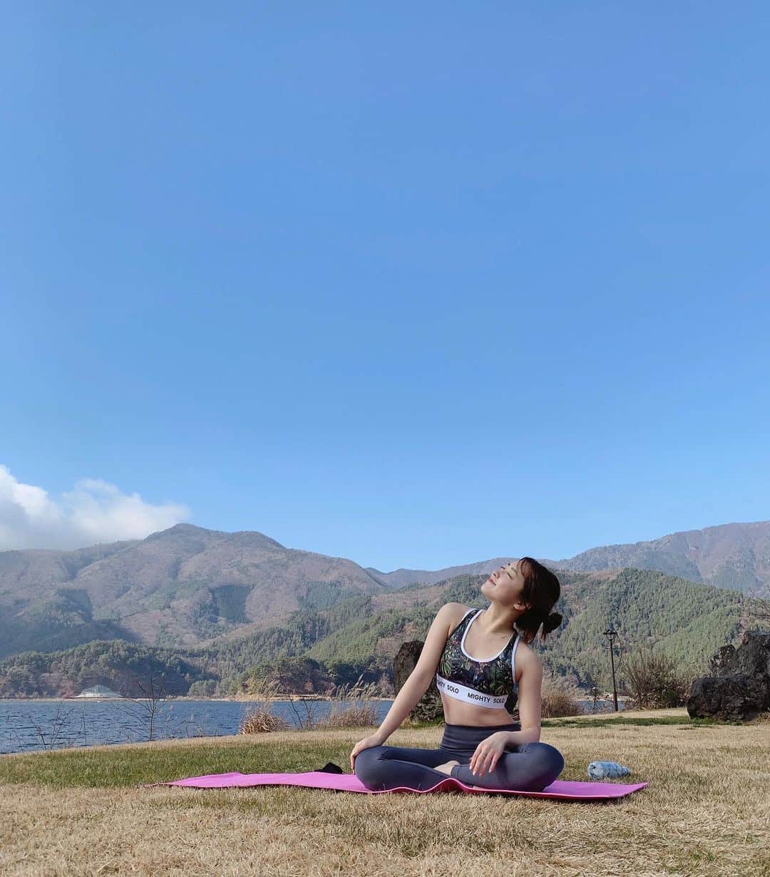 大野愛友佳のインスタグラム：「yoga life🧘‍♀️  もともと自然に触れによく出かけるけど、 ヨガを深めて改めて自然の中で大きく呼吸することが大切に感じられる🌿  身体のパワーもポジティブさも 笑顔でいれることにも感謝できる場🙏  このウエアは @mightysolo 🧘‍♂️  クリスマスのキャンペーンで送料無料と、レジスタンスバンドもプレゼントしてるみたい♡ よかったら使ってね👇 15%off↪︎ohnoayuka15  #ヨガインストラクター#ヨガウェア#ヨガのある暮らし#ヨガライフ#自然の恵み#呼吸法#河口湖#外ヨガ #IAmMightySolo #MightyChristmas」