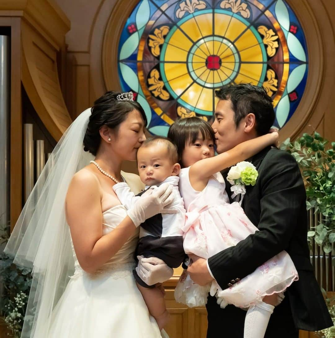 【公式】小さな結婚式さんのインスタグラム写真 - (【公式】小さな結婚式Instagram)「@petit.wedding をフォローしてね♩  #小さな結婚式 をつけてのお写真投稿も大歓迎です♡  こちらの公式IGでリグラムさせていただきます＊  .  チャペルでのウェディングフォト♡ ステンドグラスを背景に 写真を残すのが人気◎ 4人にとって素敵な時間が過ごせるよう 精一杯お手伝いいたします* . >>#小さな結婚式お台場店 . ———————  #小さな結婚式  #petitwedding  #ラヴィファクトリー #前撮り #結婚式  #プレ花嫁 #卒花  #アットホーム  #少人数 #家族婚  #少人数結婚式  #ウェディング  #wedding #bridal  #weddingdress  #花嫁 #挙式 #結婚式準備 #式場探し  #日本中のプレ花嫁さまと繋がりたい  #結婚式の思い出に浸る会  #結婚準備 #チャペル前撮り #ウェディングドレス #パパママ婚 #ウェディングフォト #撮影指示書 #ヒルトンお台場」12月6日 17時17分 - petit.wedding