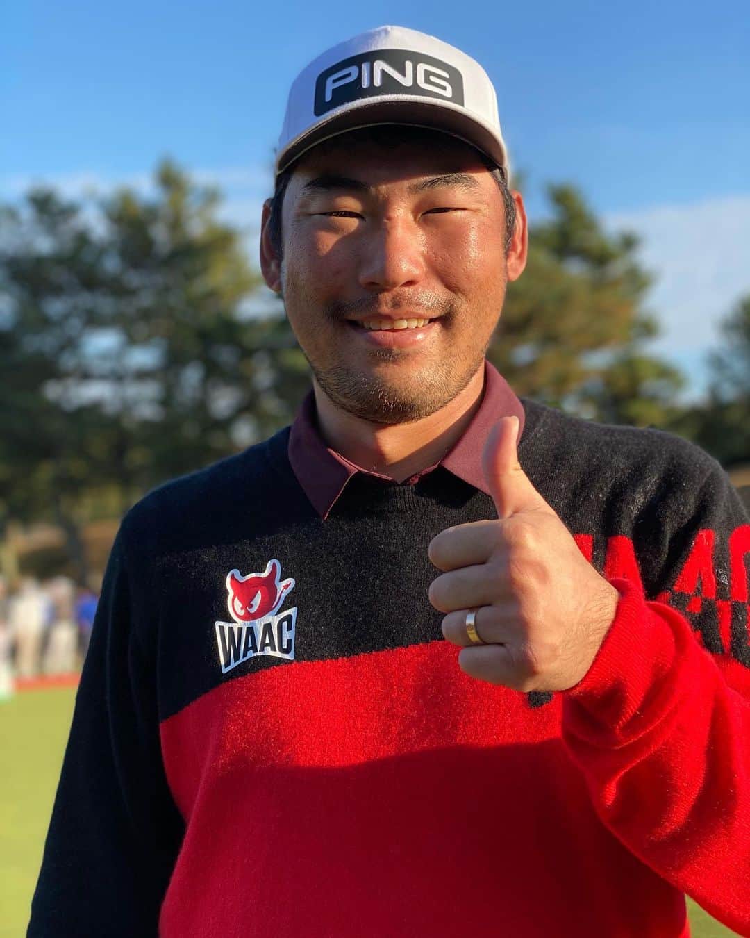  JGTO 男子プロゴルフツアーさんのインスタグラム写真 - ( JGTO 男子プロゴルフツアーInstagram)「「第57回 ゴルフ日本シリーズJTカップ」を見事制したのはチャン・キム選手👏 表彰式前にパシャっと撮影しました。G・チャルングン選手とT・ペク選手から受けた、祝福の水かけでまだ耳に水が残っていたみたいです🧏‍♂️ チャン・キム選手おめでとう🎉 #chankim #cool #smile #shooting #champion #golf #golfer #golftour #ゴルフ日本シリーズjtカップ #東京よみうりカントリークラブ #winter #nice #congrats」12月6日 17時20分 - japangolftour