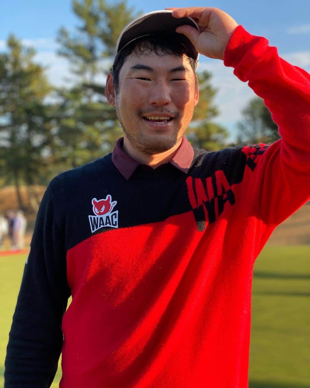  JGTO 男子プロゴルフツアーさんのインスタグラム写真 - ( JGTO 男子プロゴルフツアーInstagram)「「第57回 ゴルフ日本シリーズJTカップ」を見事制したのはチャン・キム選手👏 表彰式前にパシャっと撮影しました。G・チャルングン選手とT・ペク選手から受けた、祝福の水かけでまだ耳に水が残っていたみたいです🧏‍♂️ チャン・キム選手おめでとう🎉 #chankim #cool #smile #shooting #champion #golf #golfer #golftour #ゴルフ日本シリーズjtカップ #東京よみうりカントリークラブ #winter #nice #congrats」12月6日 17時20分 - japangolftour