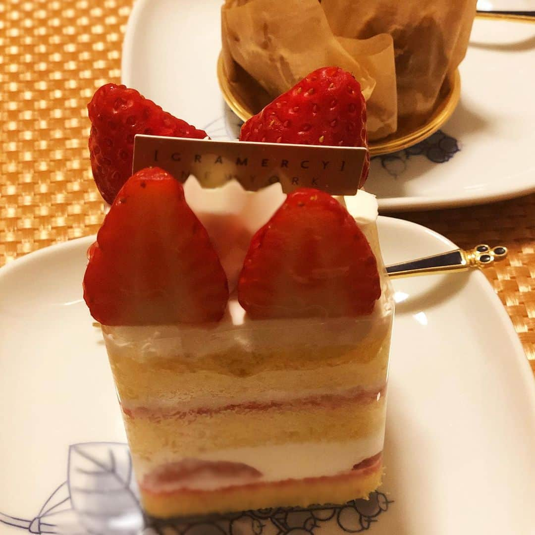 西原さおりさんのインスタグラム写真 - (西原さおりInstagram)「今日のケーキ🍰🧁 ・ 小田急に行ったので、グラマーシーのモンブランとイチゴショートを持ち帰りましたよ☺️ ・ 栗好き🌰が多いことでも有名な熊本産の栗が使われています😂 ・ 🍓は安定の美味しさ。 ・ #cake #gramercynewyork #montblanc #和栗 #熊本産  ・ ・ #ナレーター #西原さおり #熊本出身 #voiceover #japanesevoiceover @saolisample ← #こんな声です」12月6日 17時20分 - saolio